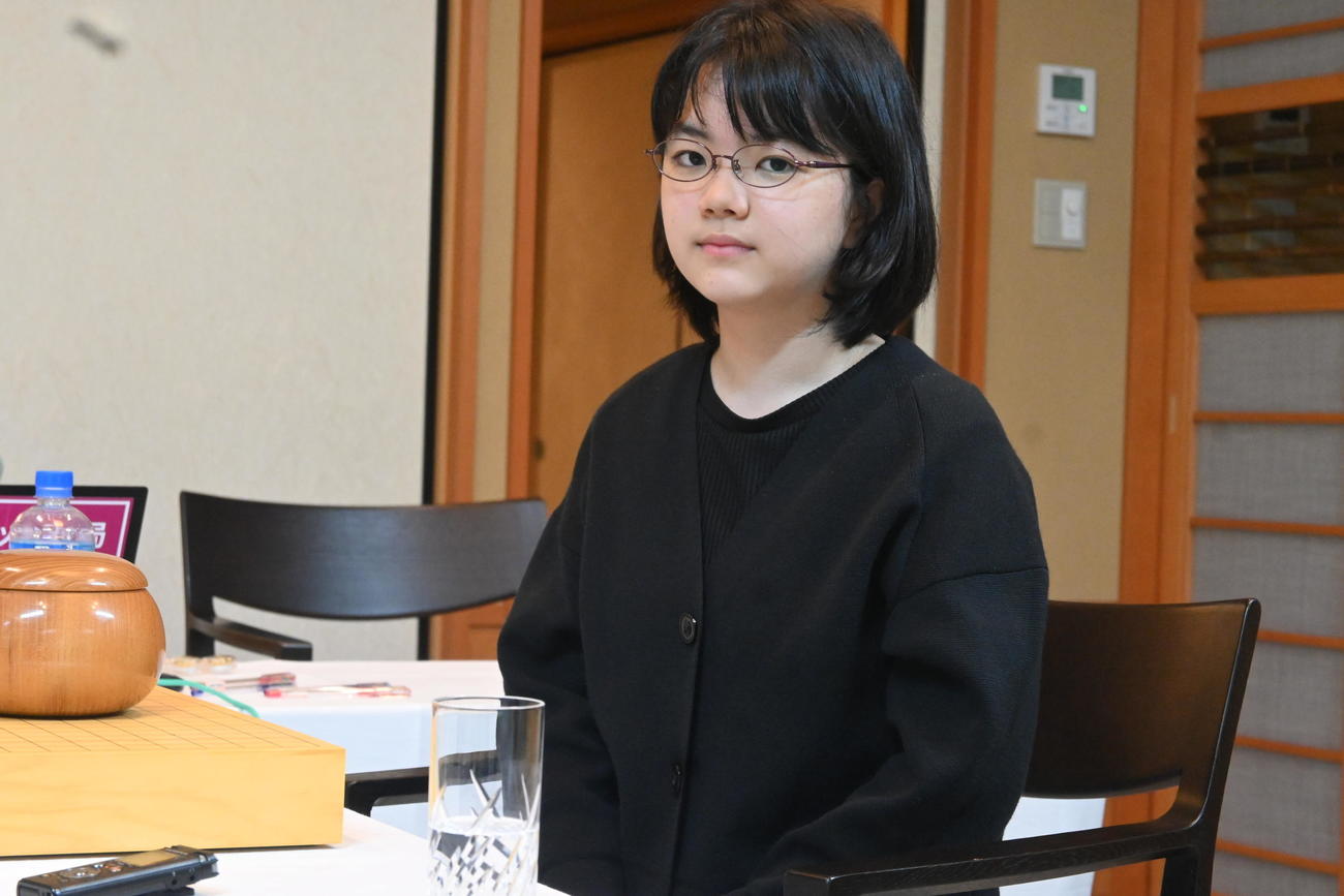 終局後、インタビューに応じる仲邑菫二段（撮影・松浦隆司）