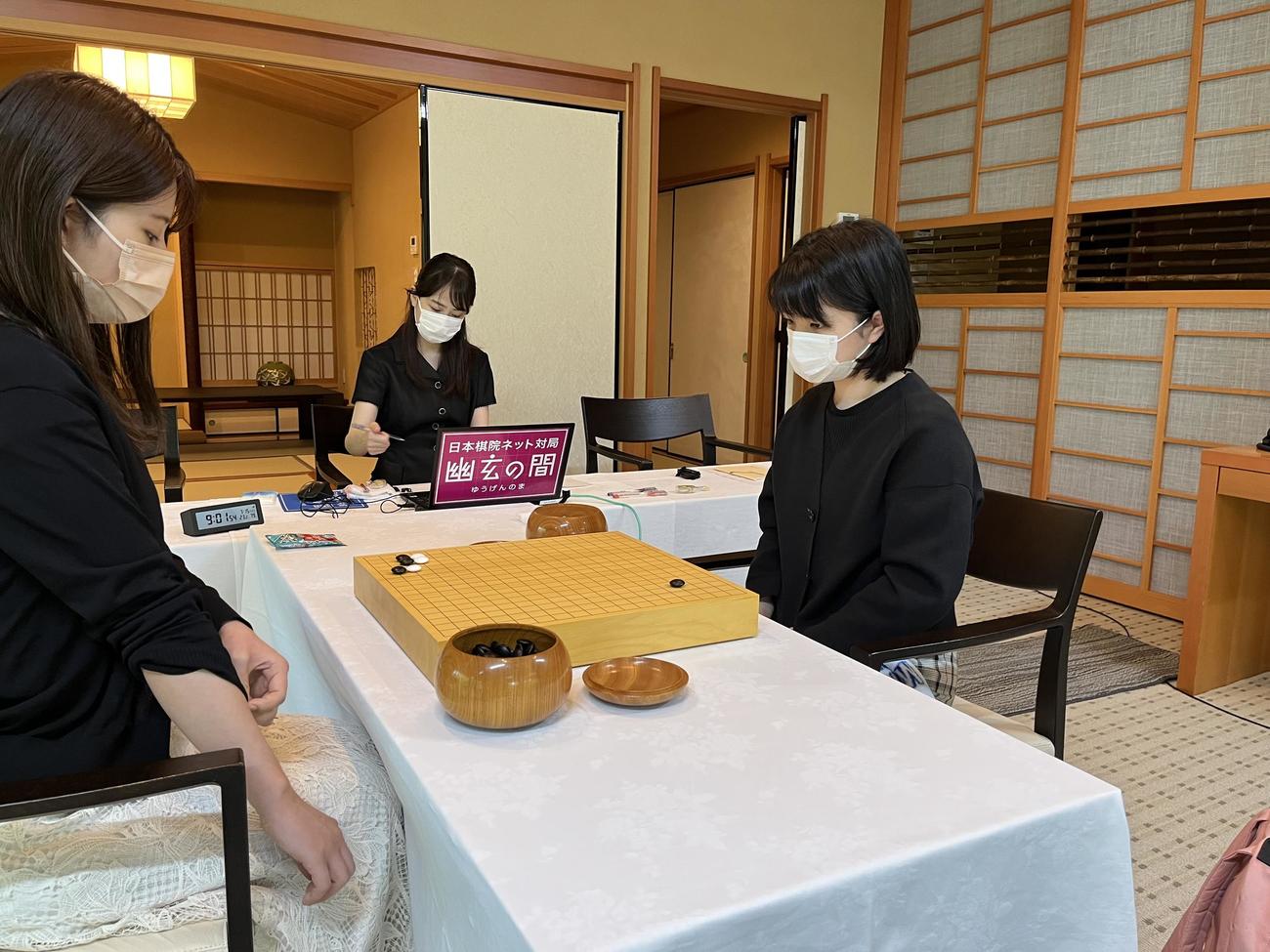 第7回扇興杯女流最強戦・準決勝に臨んだ左から藤沢里菜扇興杯、仲邑菫二段（日本棋院提供）