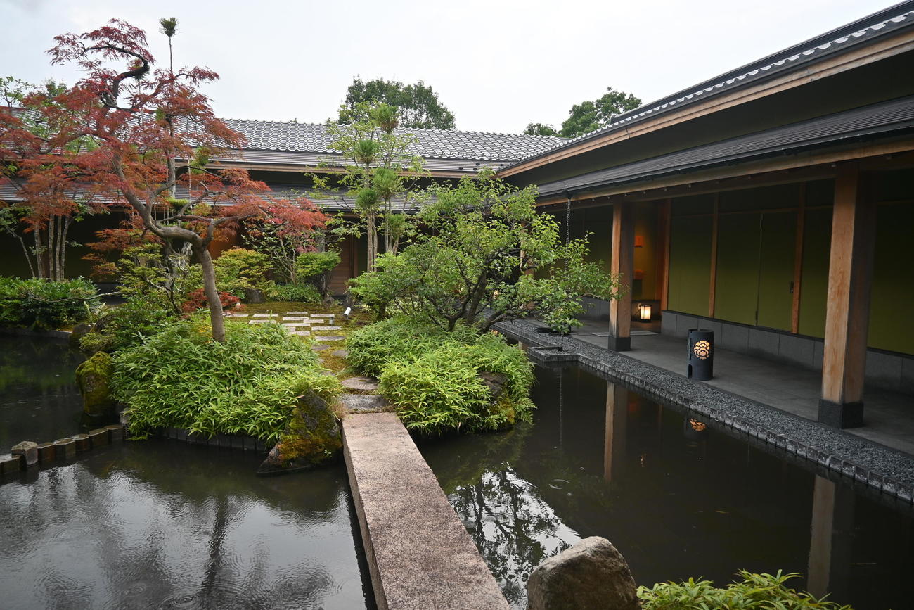 対局場には日本庭園が広がる（撮影・松浦隆司）