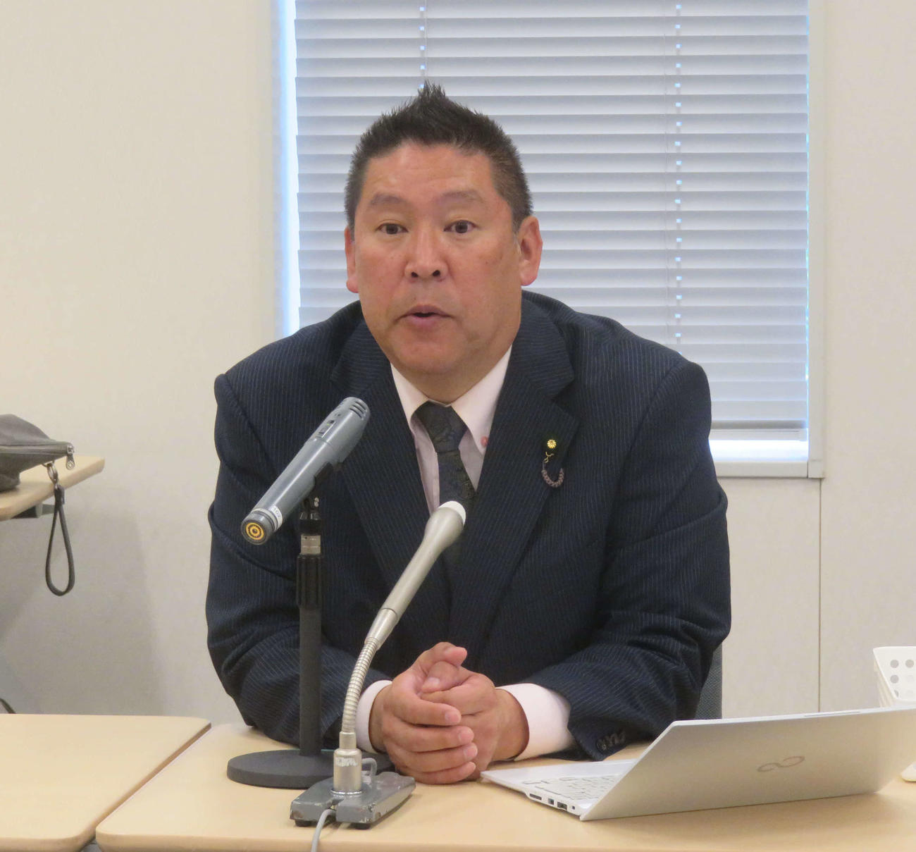 初当選したガーシーが海外で活動することを明らかにしたNHK党の立花孝志党首（撮影・大上悟）
