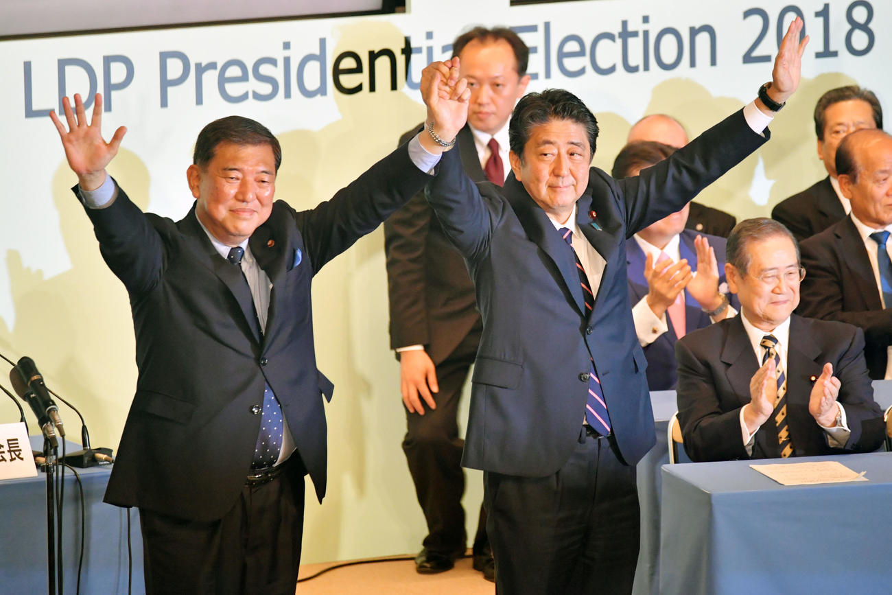 安倍晋三元首相（右手前）と石破茂元幹事長（2018年9月20日撮影）