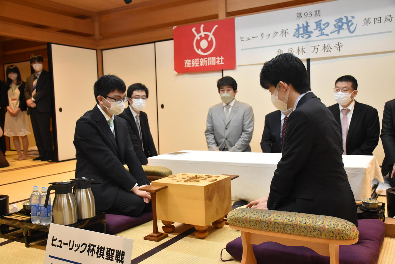 前日検分する藤井聡太棋聖（右）、永瀬拓矢王座（日本将棋連盟提供）