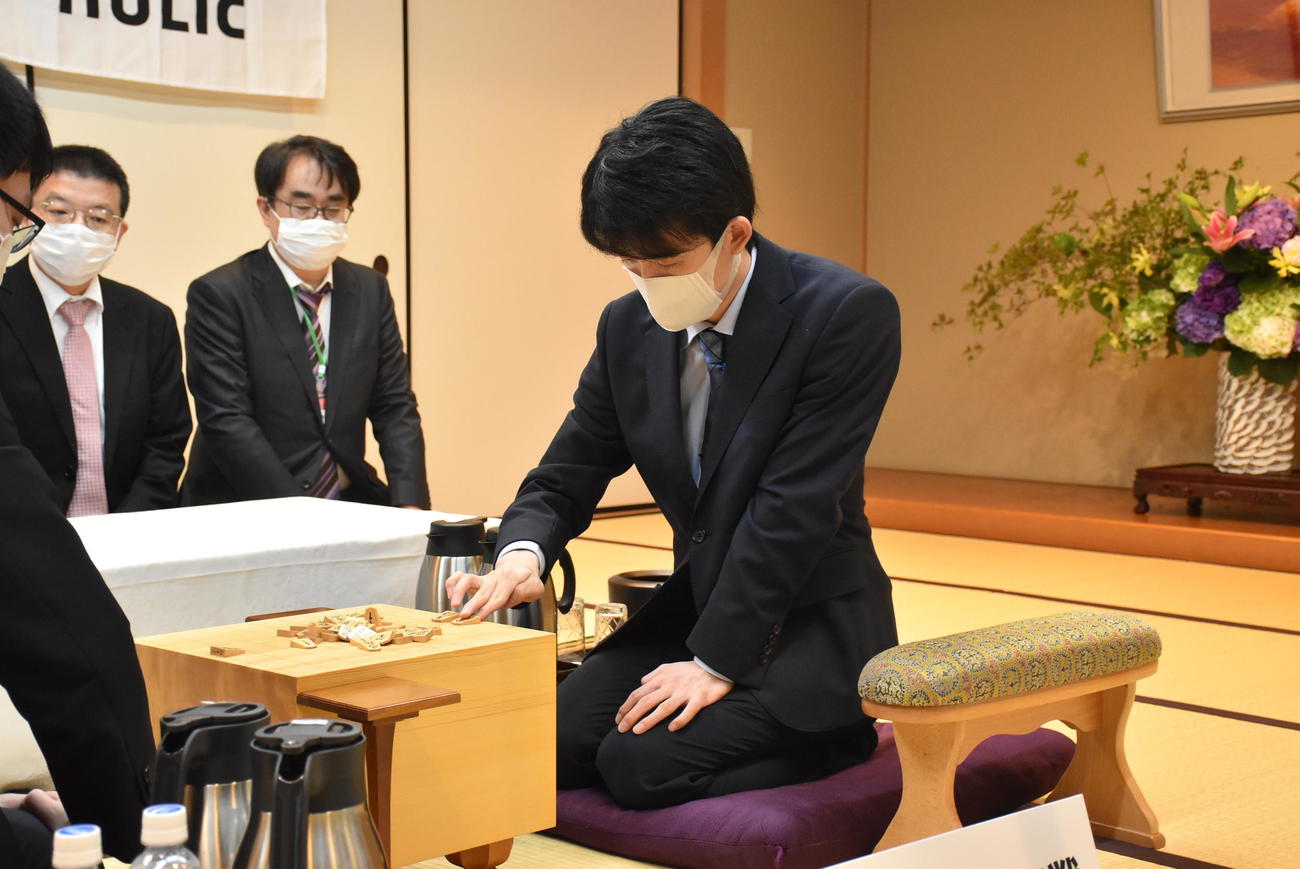 前日検分する藤井聡太棋聖（日本将棋連盟提供）