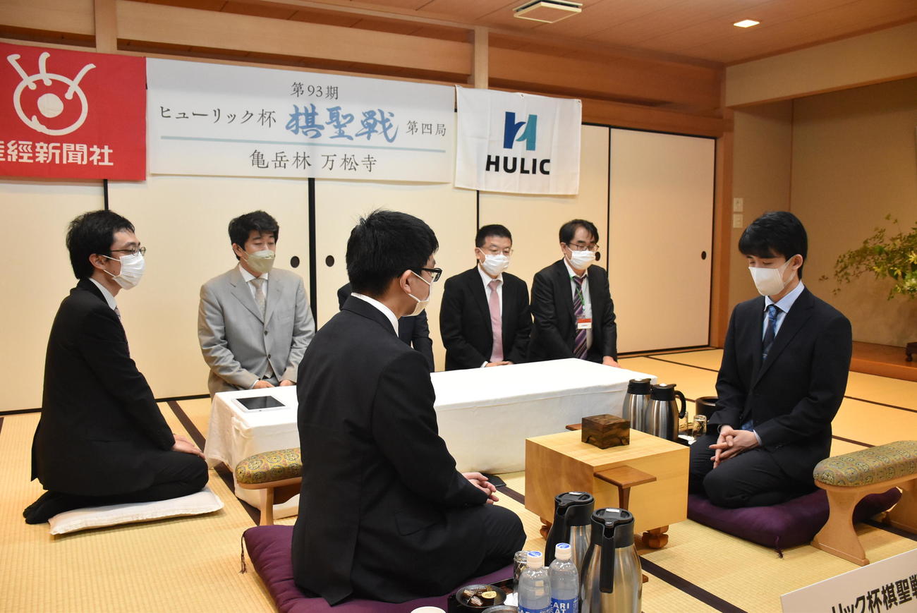 前日検分する藤井聡太棋聖（右）と永瀬拓矢王座（日本将棋連盟提供）