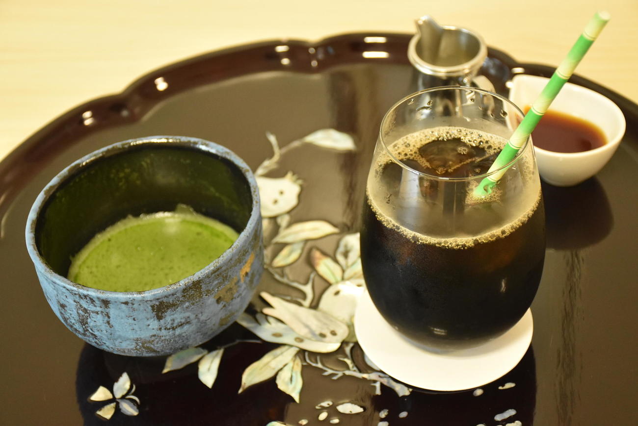 永瀬拓矢王座が注文した「ドリップ抽出トレジャーアイランド（アイス・水出しコーヒー）」「抹茶」（日本将棋連盟提供）