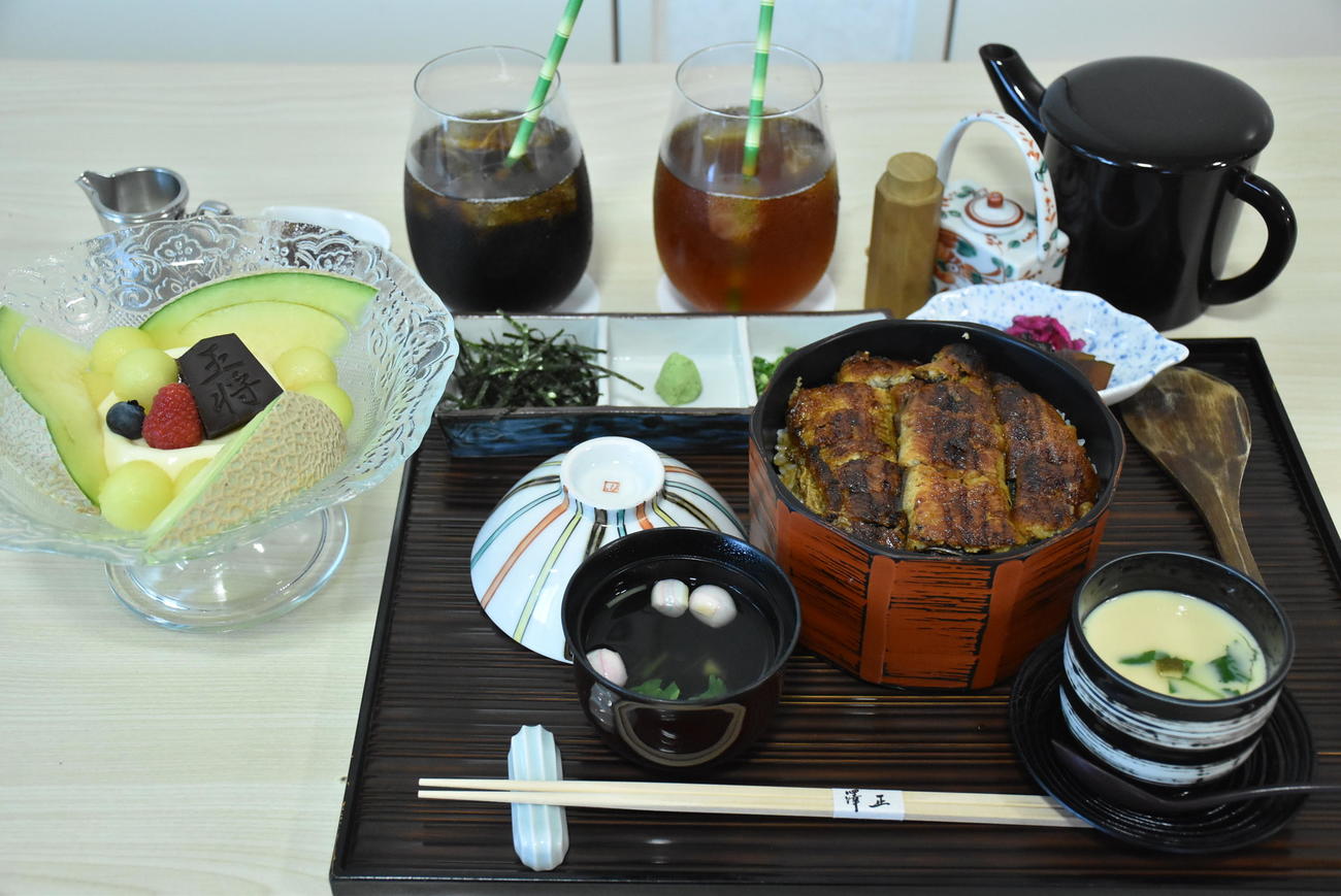 永瀬王座が昼食に注文した「名物ひつまぶし」（日本将棋連盟提供）
