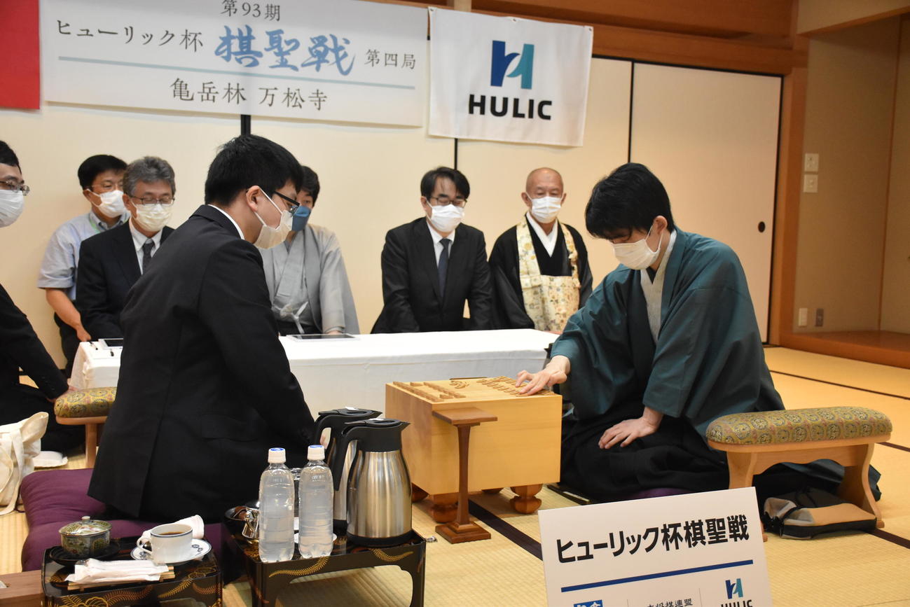 対局に臨む藤井聡太棋聖（右）、永瀬拓矢王座（日本将棋連盟提供）