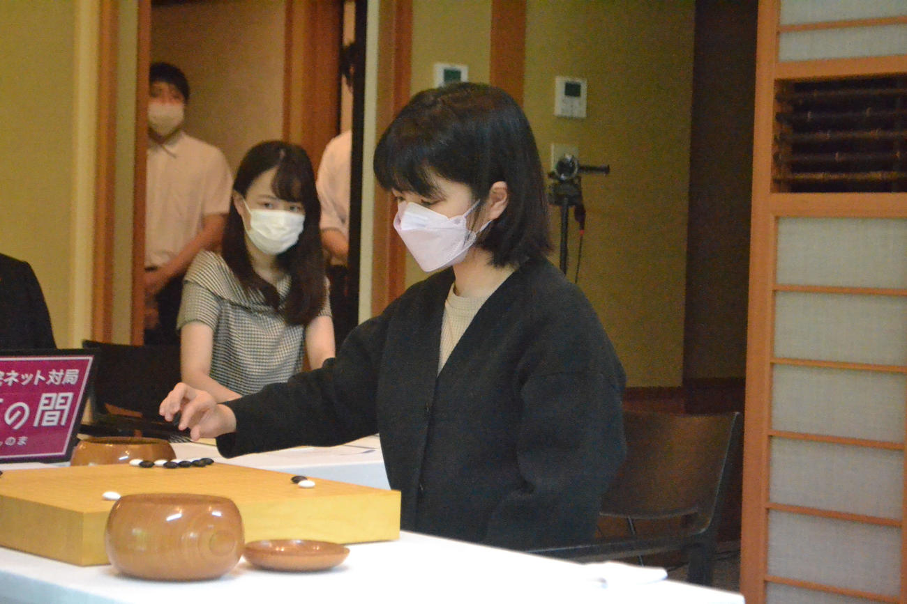 囲碁界史上最年少13歳4カ月での初タイトル獲得を目指す黒番の仲邑菫二段