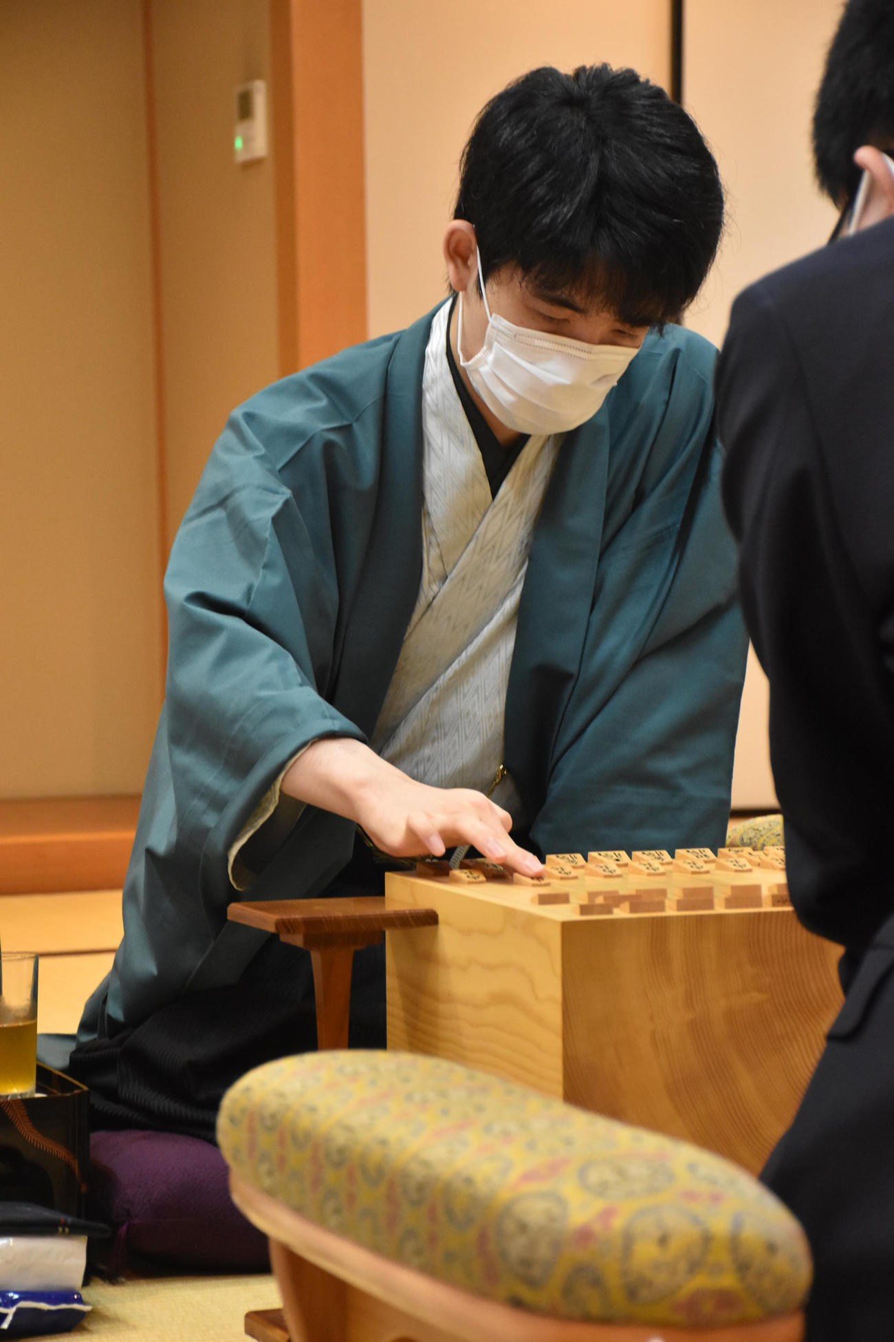 対局に臨む藤井聡太棋聖（日本将棋連盟提供）