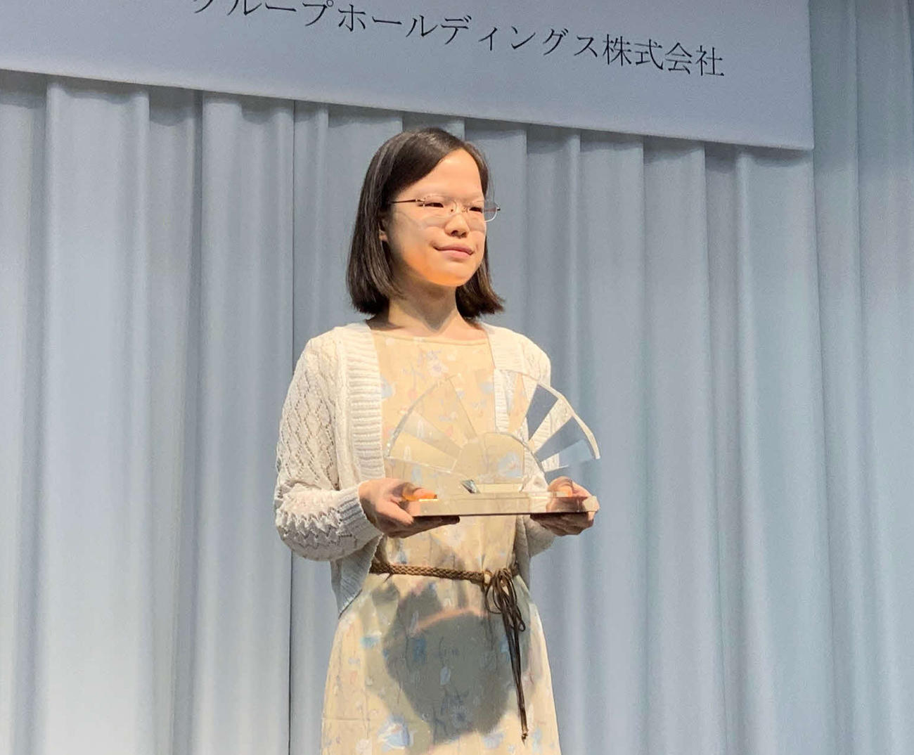 優勝杯を手にする牛栄子四段