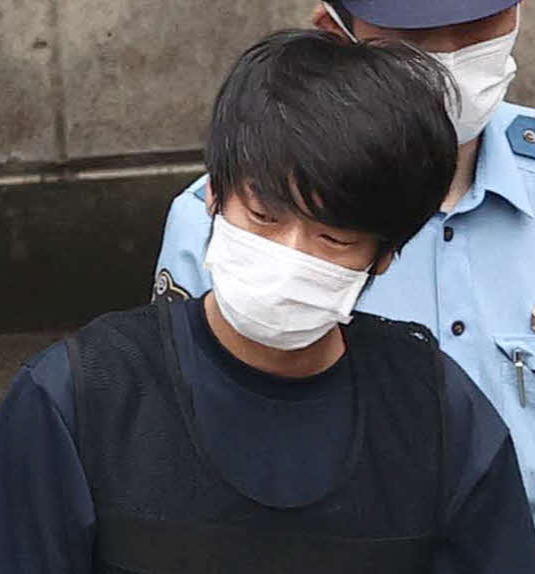 10日、送検される山上容疑者