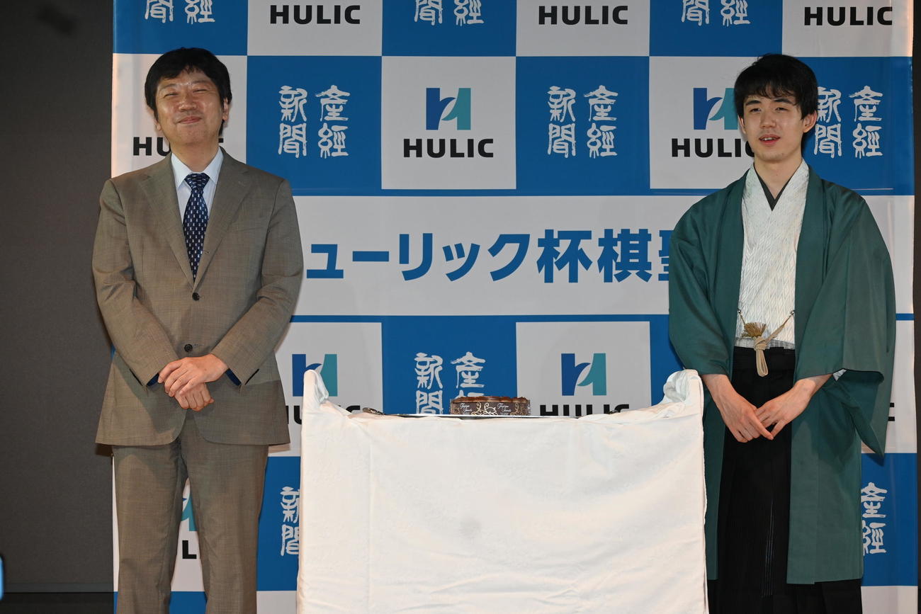 師匠の杉本昌隆八段（左）にサプライズの誕生日ケーキをプレゼントされた藤井聡太棋聖（撮影・松浦隆司）