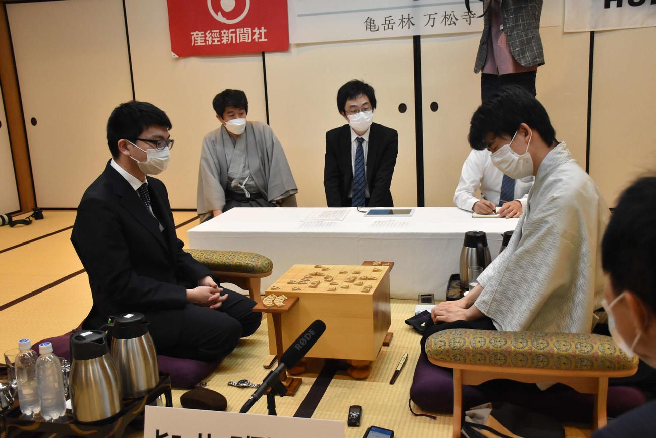 永瀬拓矢王座（左）の挑戦を退けて3連覇を果たした藤井聡太棋聖（右、日本将棋連盟提供）
