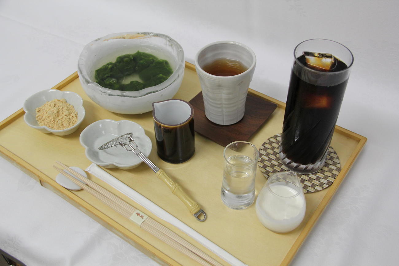 藤井聡太王位が午前のおやつに注文した「抹茶わらびもち」と「アイスコーヒー」（日本将棋連盟提供）