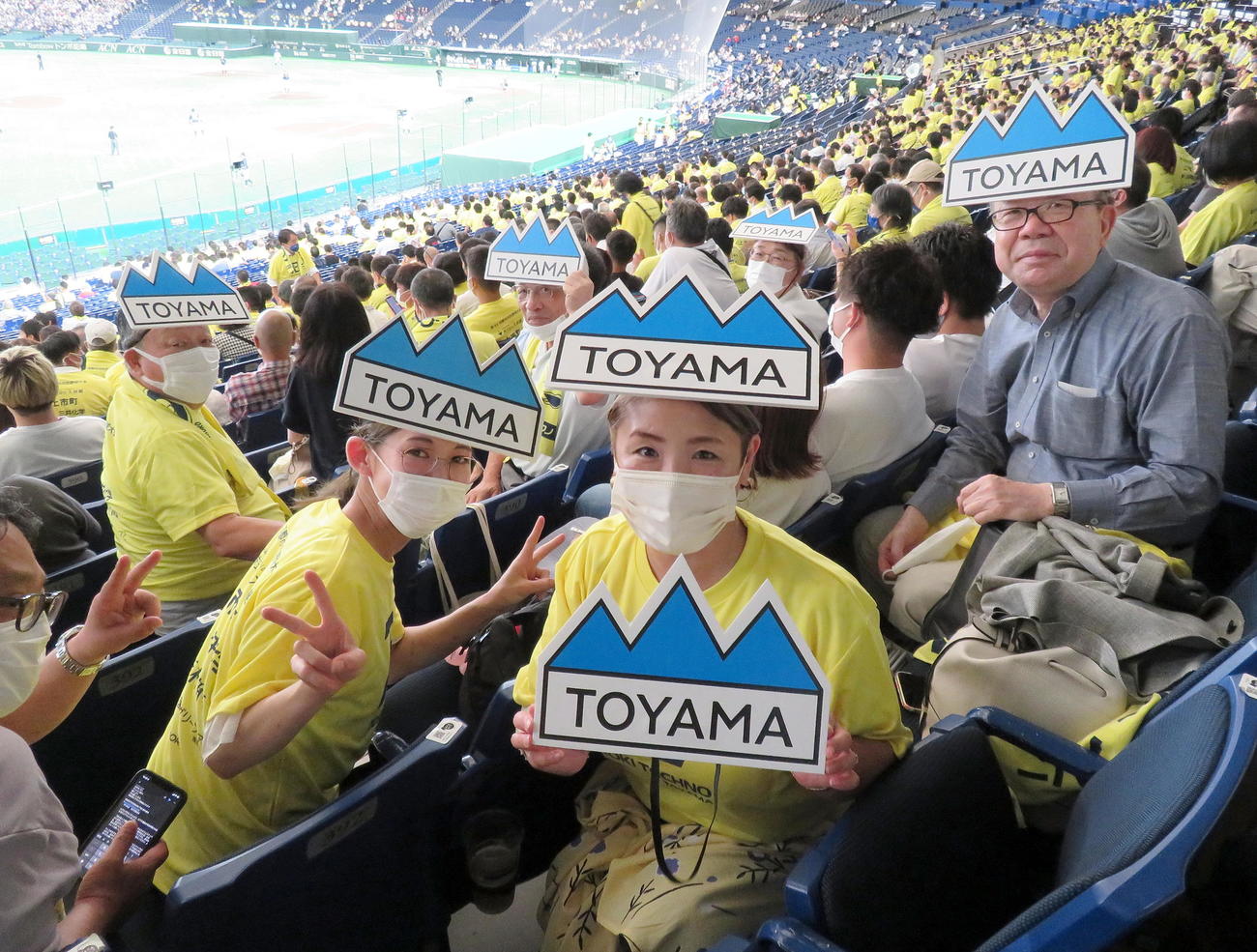 ロキテクノ富山対JFE西日本　北アルプスをイメージした被り物を身に着けて、ロキテクノ富山を応援する東京富山県人会連合会の関根綾子さん（中央）らメンバー（撮影・鎌田直秀）