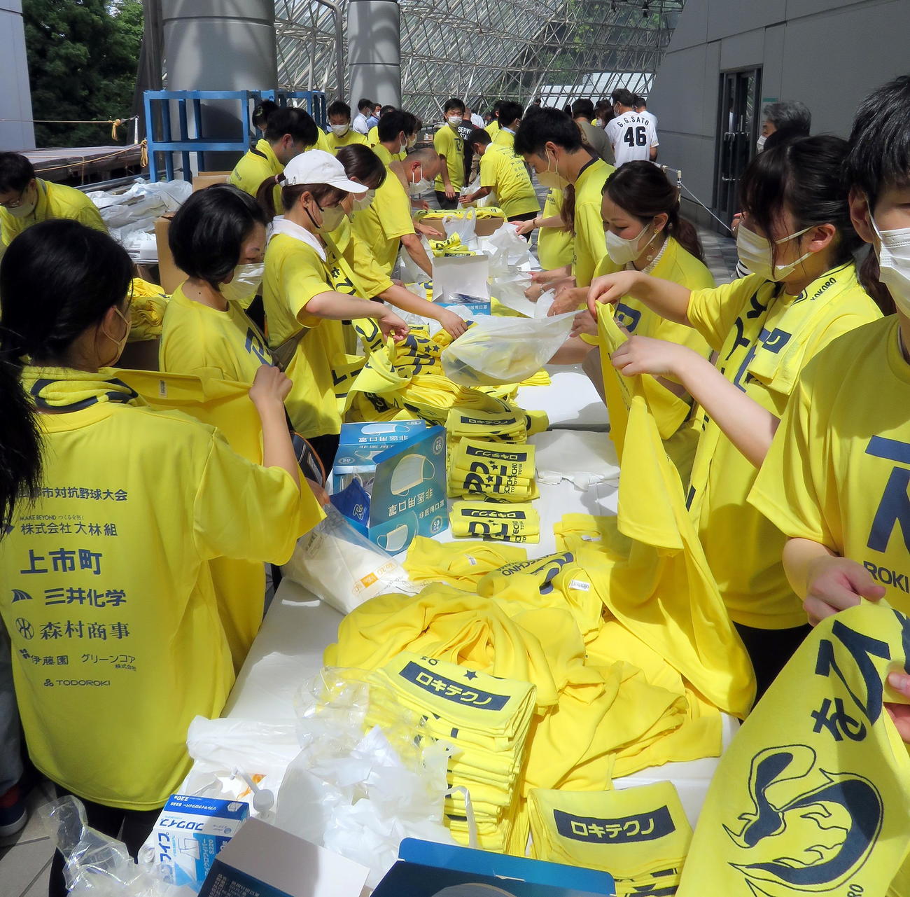 試合開始前、Tシャツやタオルマフラーなどの応援グッズを準備するロキテクノ富山のスタッフ（撮影・鎌田直秀）
