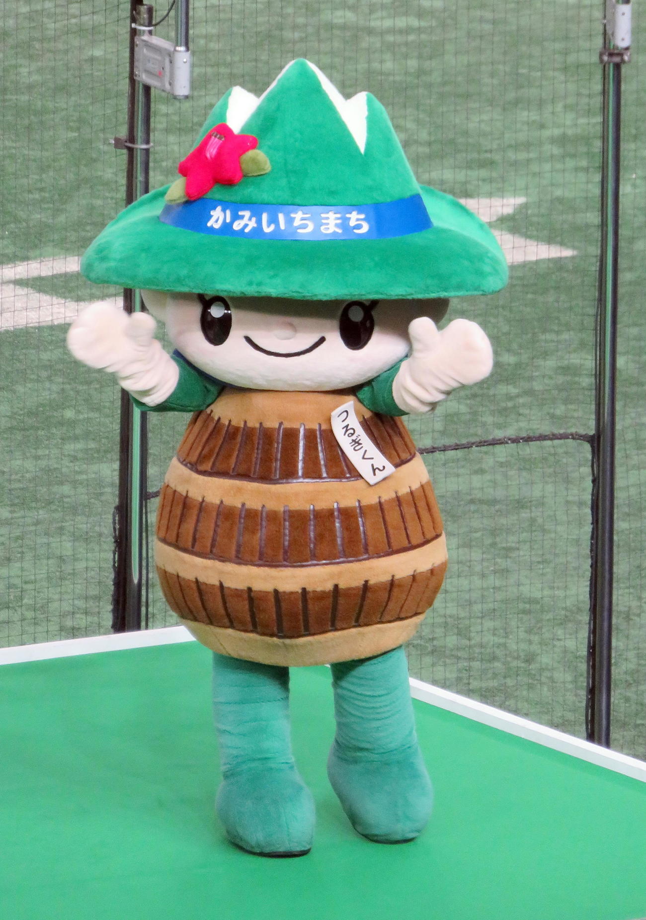 ロキテクノ富山を応援する上市町マスコットキャラクターつるぎくん（撮影・鎌田直秀）