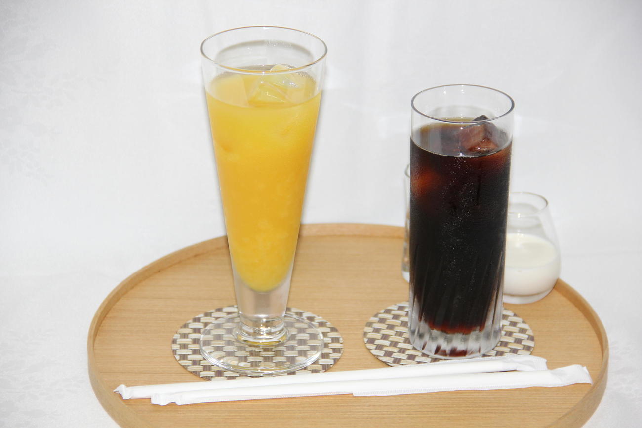 藤井聡太王位が2日目午前のおやつに注文した「オレンジジュース」と「アイスコーヒー」（日本将棋連盟提供）
