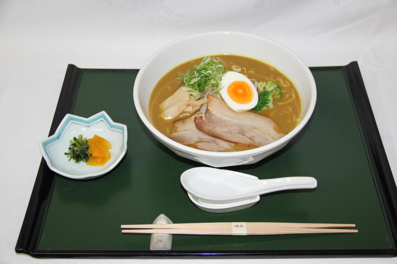 藤井聡太王位が昼食に注文した「カレーラーメン」（日本将棋連盟提供）