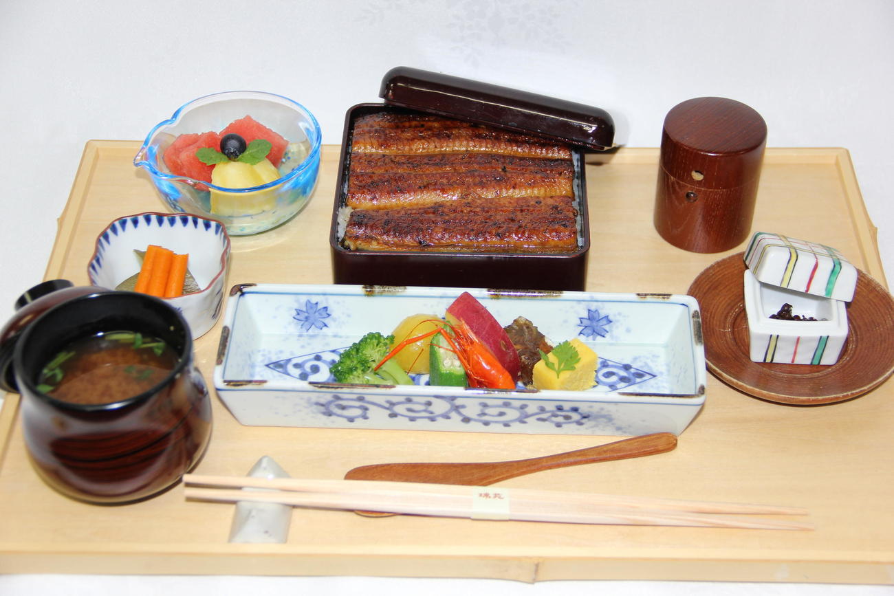 豊島将之九段が昼食に注文した「うな重膳」（日本将棋連盟提供）