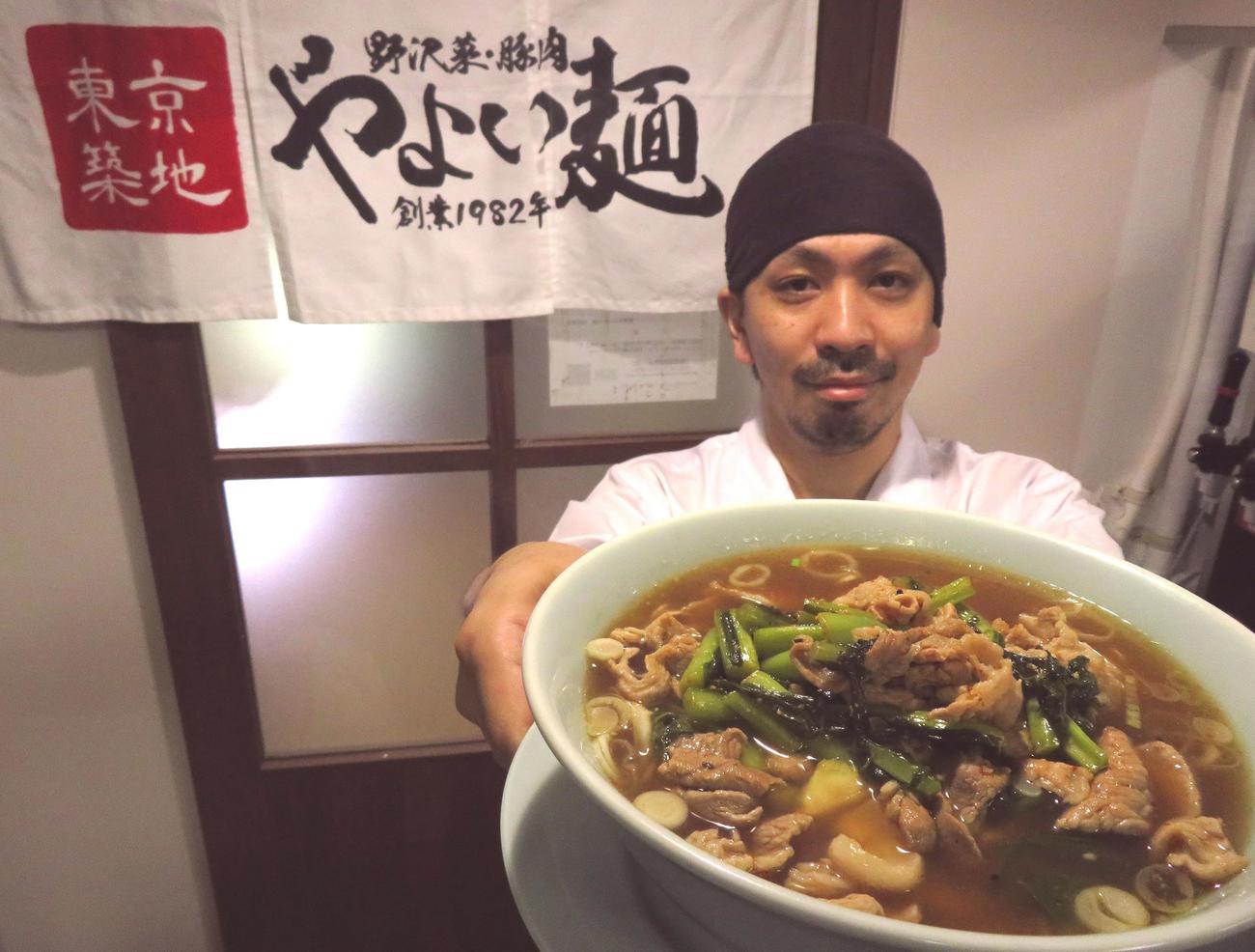 25日から再始動する「東京築地やよい麺」。看板メニューのやよい麺を持つ山本高志店長（撮影・寺沢卓）