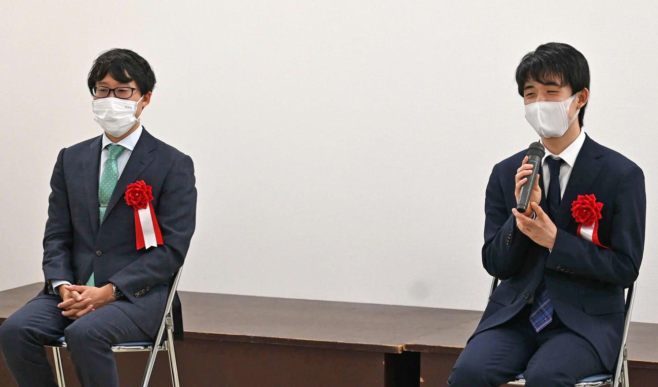 関西囲碁将棋記者クラブ賞の表彰式で取材に応じる井山裕太4冠（左）、藤井聡太5冠（撮影・松浦隆司）