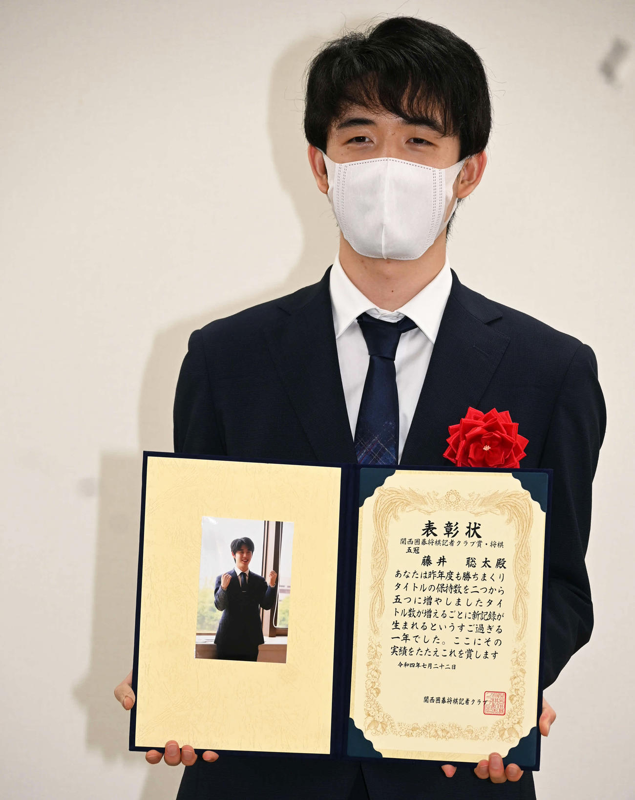 関西囲碁将棋記者クラブ賞の表彰式に出席した藤井聡太5冠（撮影・松浦隆司）