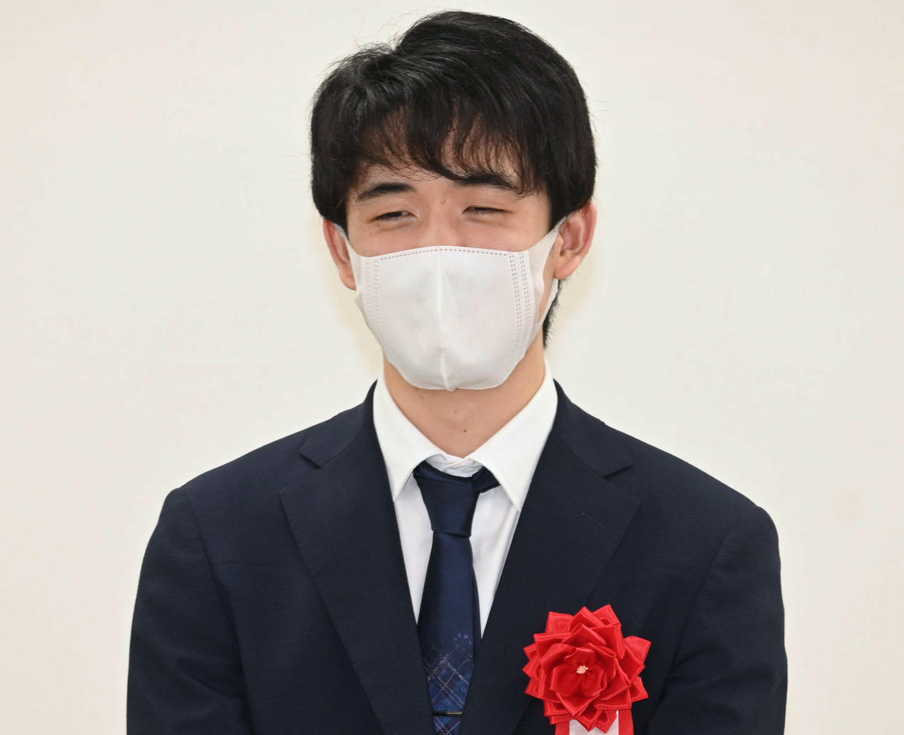 関西囲碁将棋記者クラブ賞の表彰式に出席した藤井聡太5冠（撮影・松浦隆司）