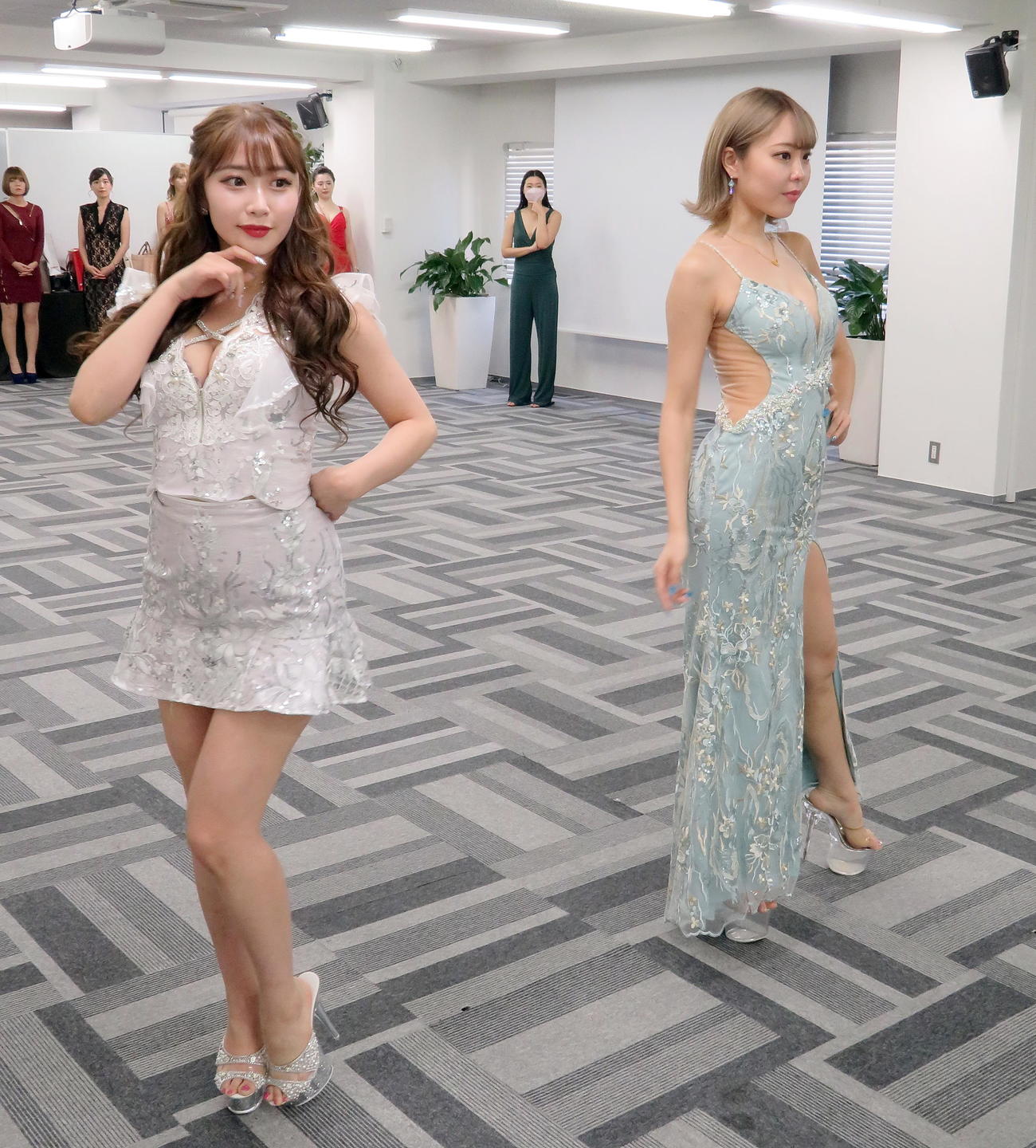 講師（中央奥）の見つめる前でポージングを行う「第2回NIGHT QUEEN　グランプリ」エントリー者たち（撮影・鎌田直秀）
