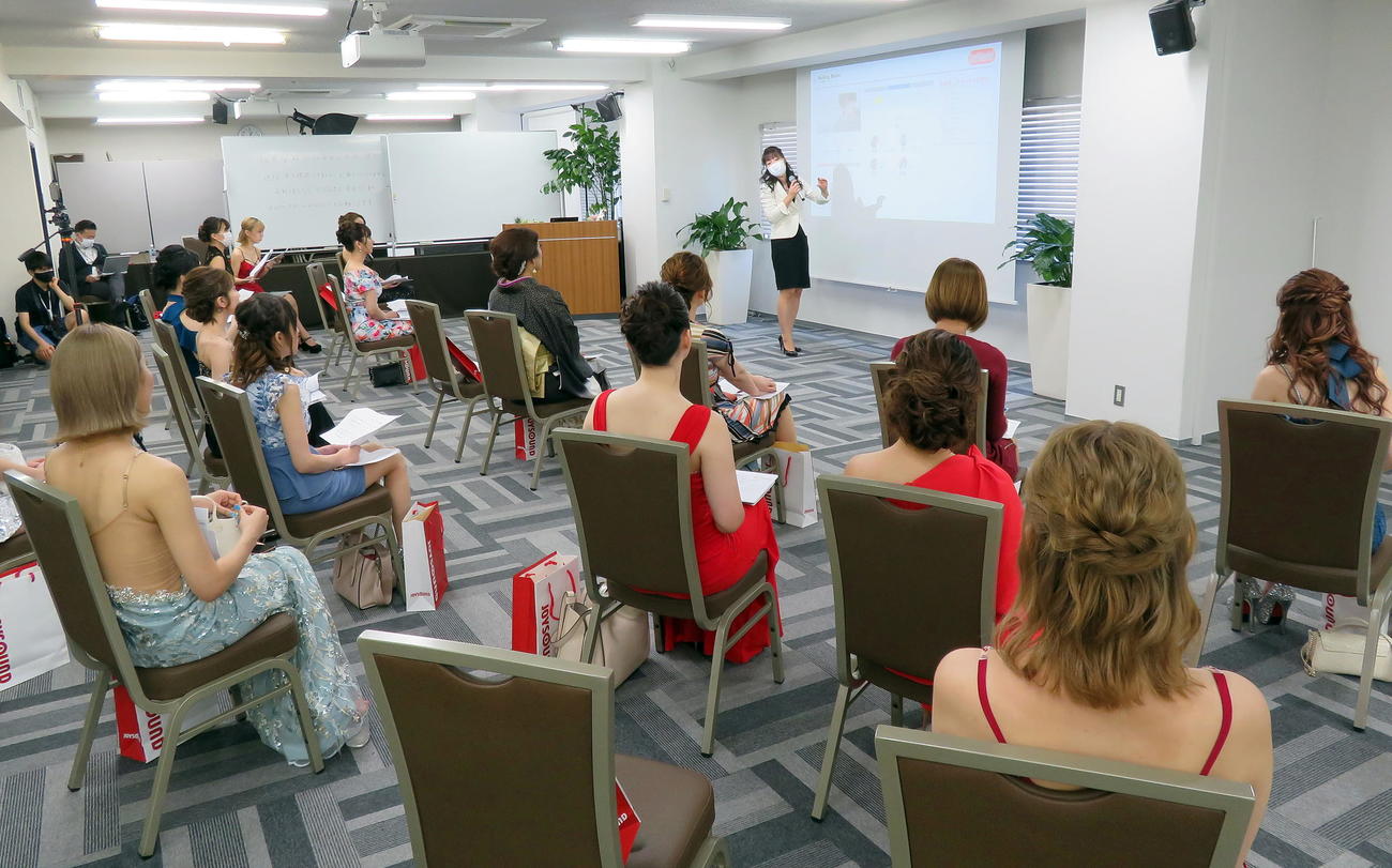 日本水商売協会の甲賀香織代表理事（中央）から「第2回NIGHT QUEEN　グランプリ」開催の説明を受けるエントリー者たち（撮影・鎌田直秀）