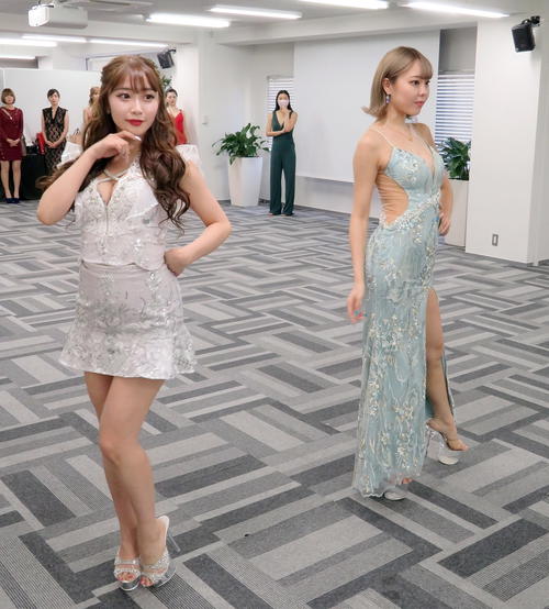 講師（中央奥）の見つめる前でポージングを行う「第2回NIGHT QUEEN　グランプリ」エントリー者たち（撮影・鎌田直秀）