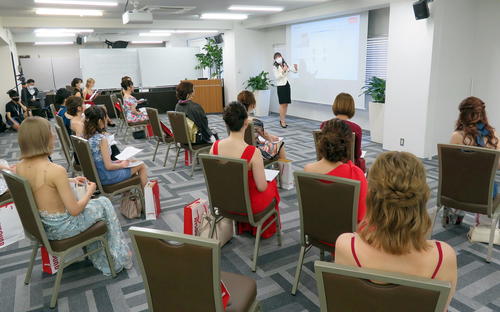 日本水商売協会の甲賀香織代表理事（中央）から「第2回NIGHT QUEEN　グランプリ」開催の説明を受けるエントリー者たち（撮影・鎌田直秀）