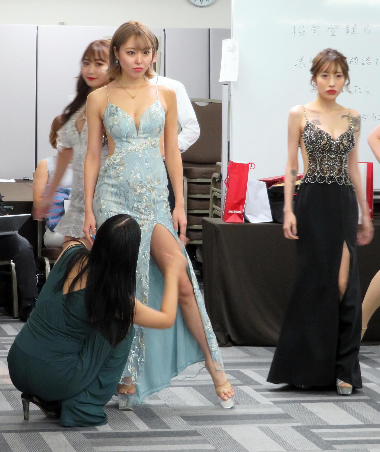ポージングの指導を受ける「第2回NIGHT QUEEN　グランプリ」エントリー者たち（撮影・鎌田直秀）