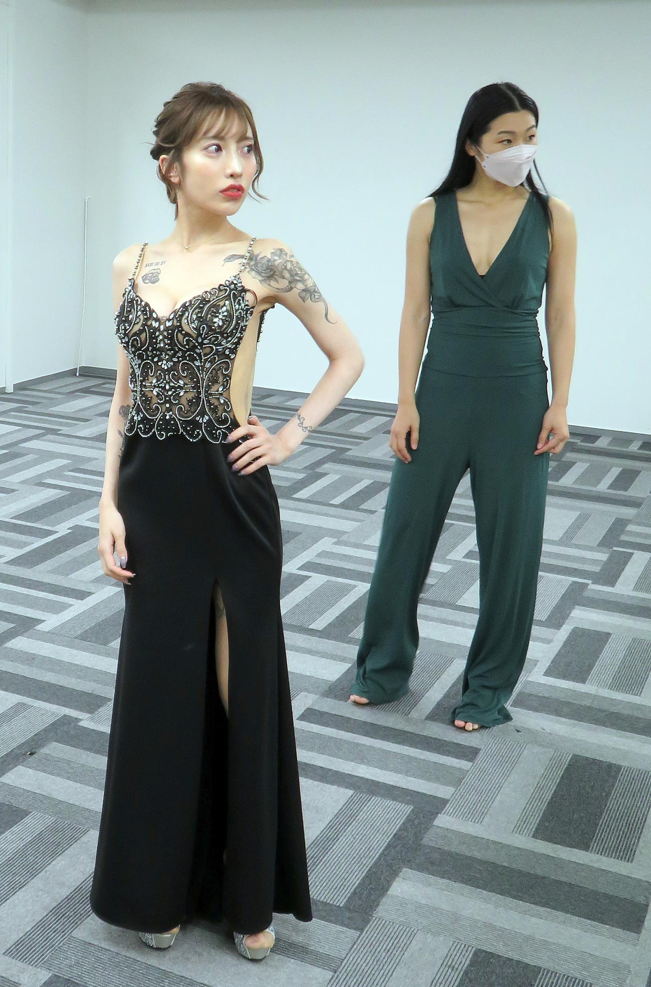 講師（右）からポージングの助言を受ける「第2回NIGHT QUEEN　グランプリ」エントリー者（撮影・鎌田直秀）