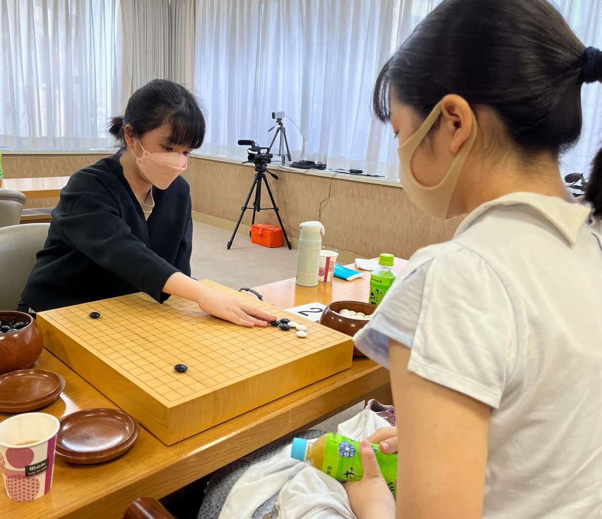 初のベスト4入りを目指す仲邑菫二段（左）は上野梨紗初段と対戦（日本棋院提供）