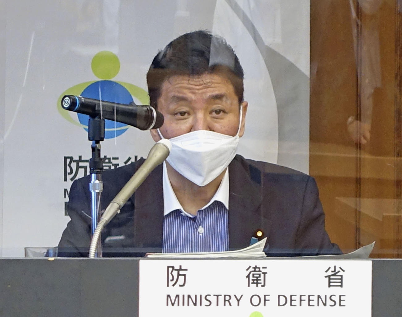 記者会見する岸防衛相（共同）