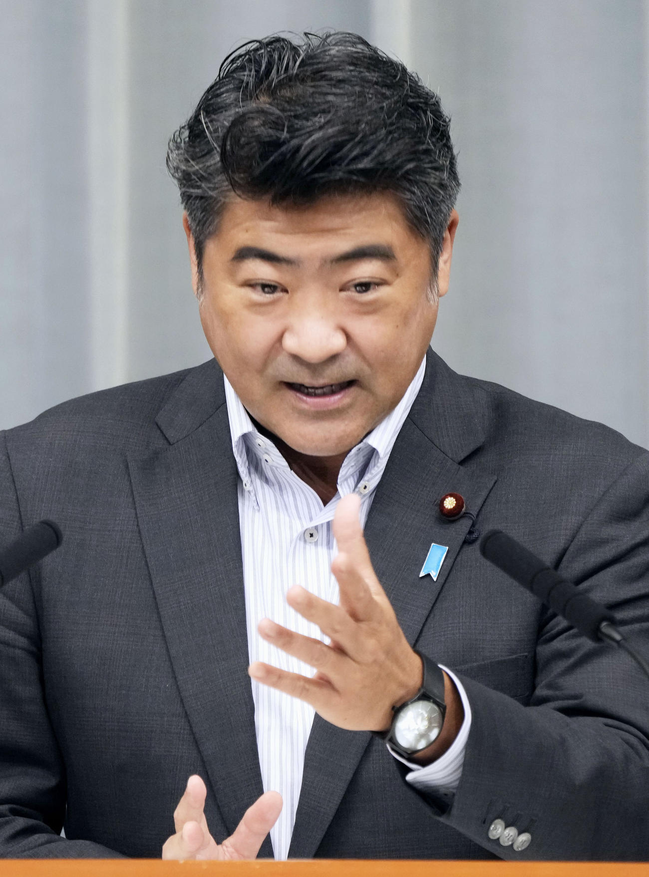 記者会見する木原官房副長官