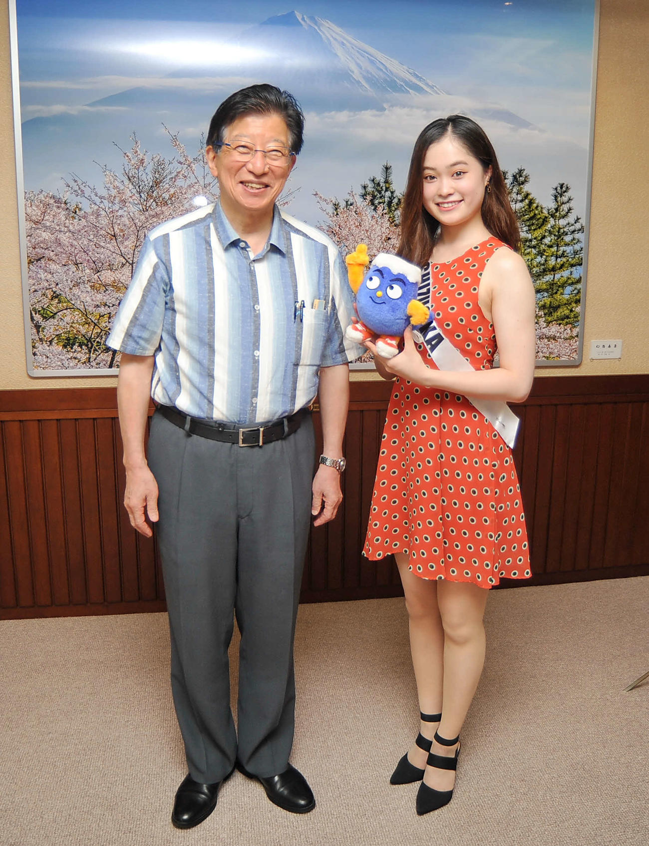 川勝県知事（左）を表敬訪問したミス静岡の市川さん