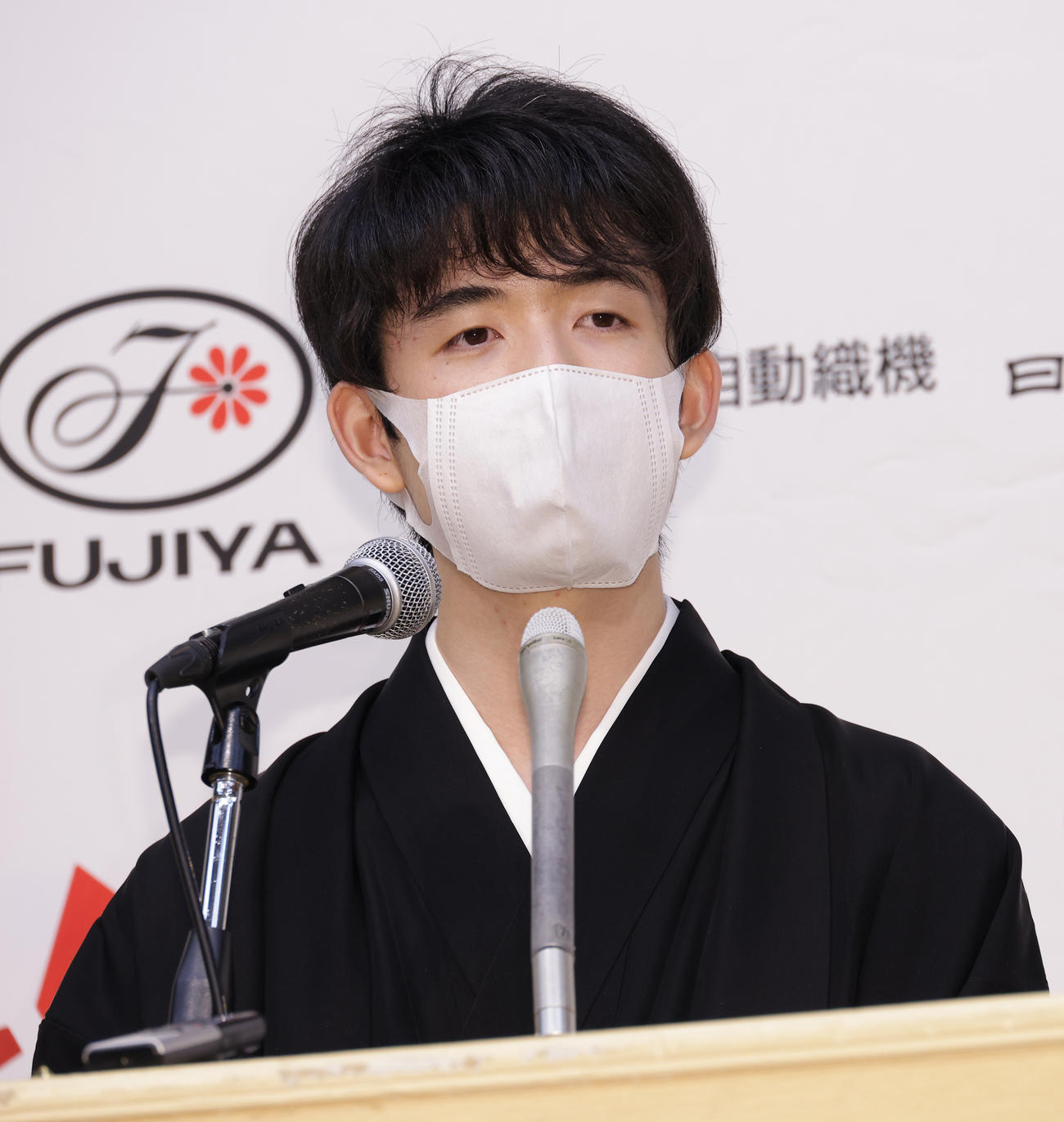 第7期叡王戦就位式で会見する藤井聡太叡王（撮影・中島郁夫）