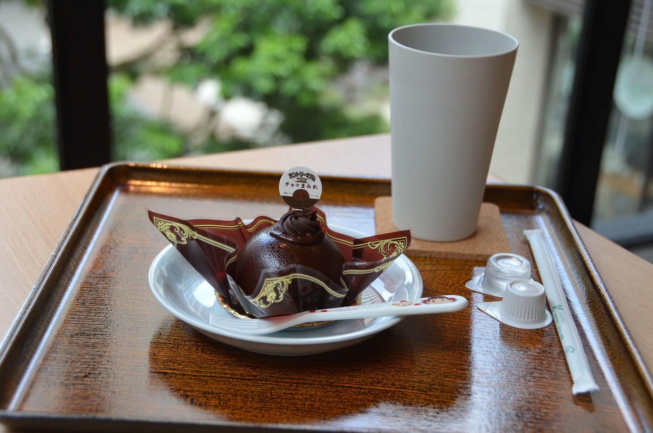 叡王戦第3局で出された「カントリーマアムチョコまみれケーキ」と「水出しアイスコーヒー」（日本将棋連盟提供）