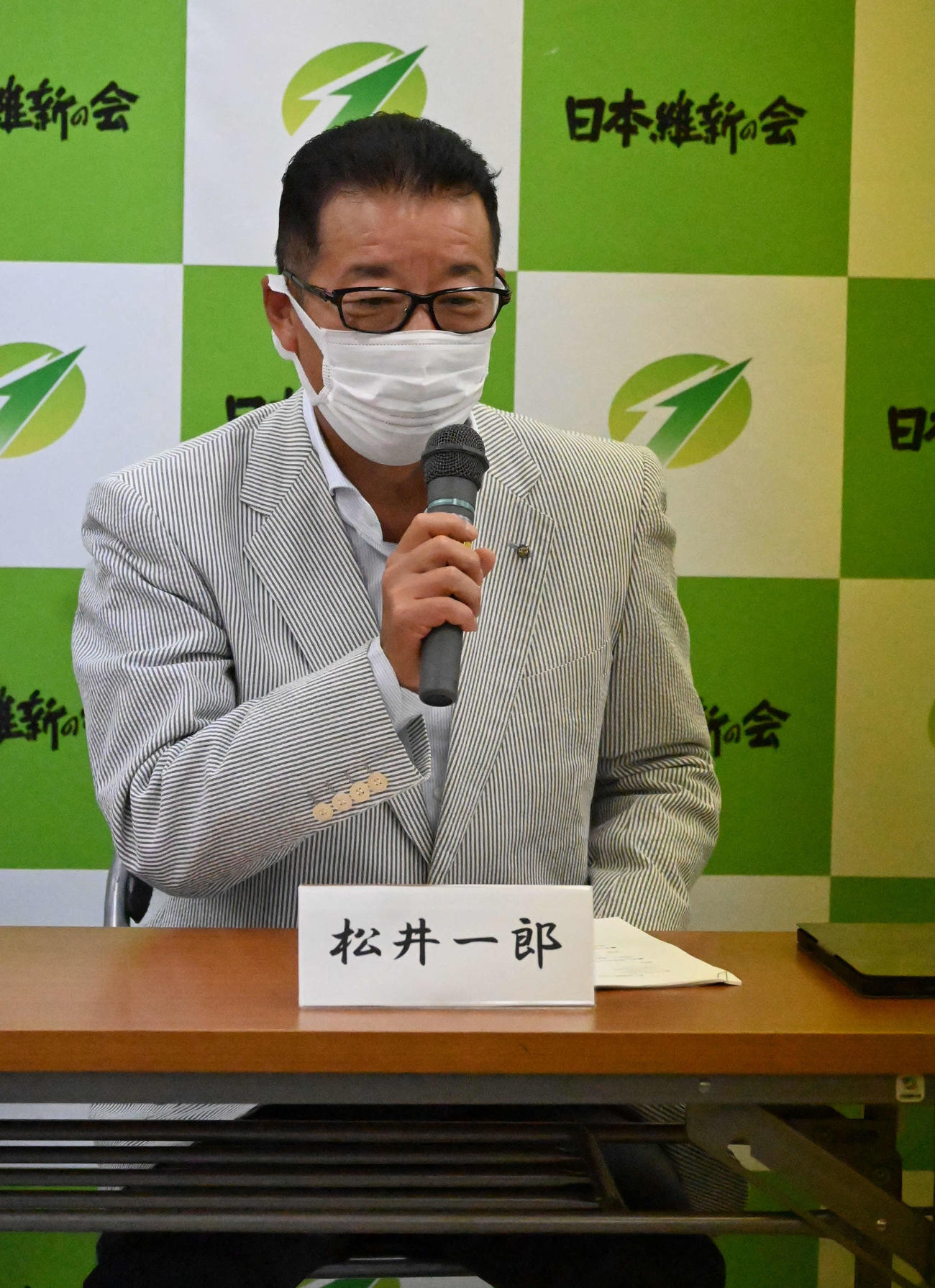 日本維新の会の臨時党大会であいさつする松井一郎代表（撮影・松浦隆司）