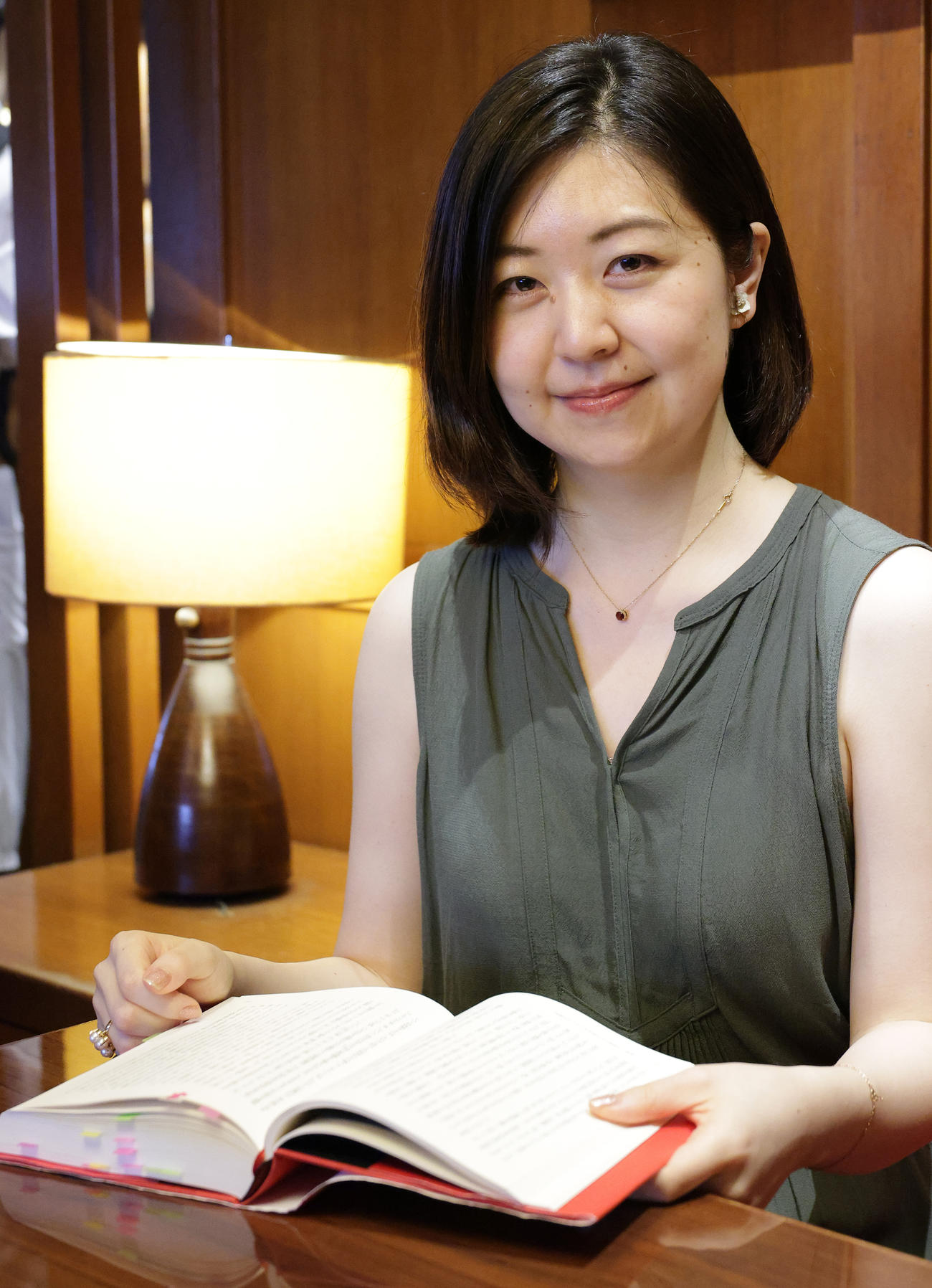 インタビューに応じる清泉女子大の太田奈名子博士（撮影・中島郁夫）