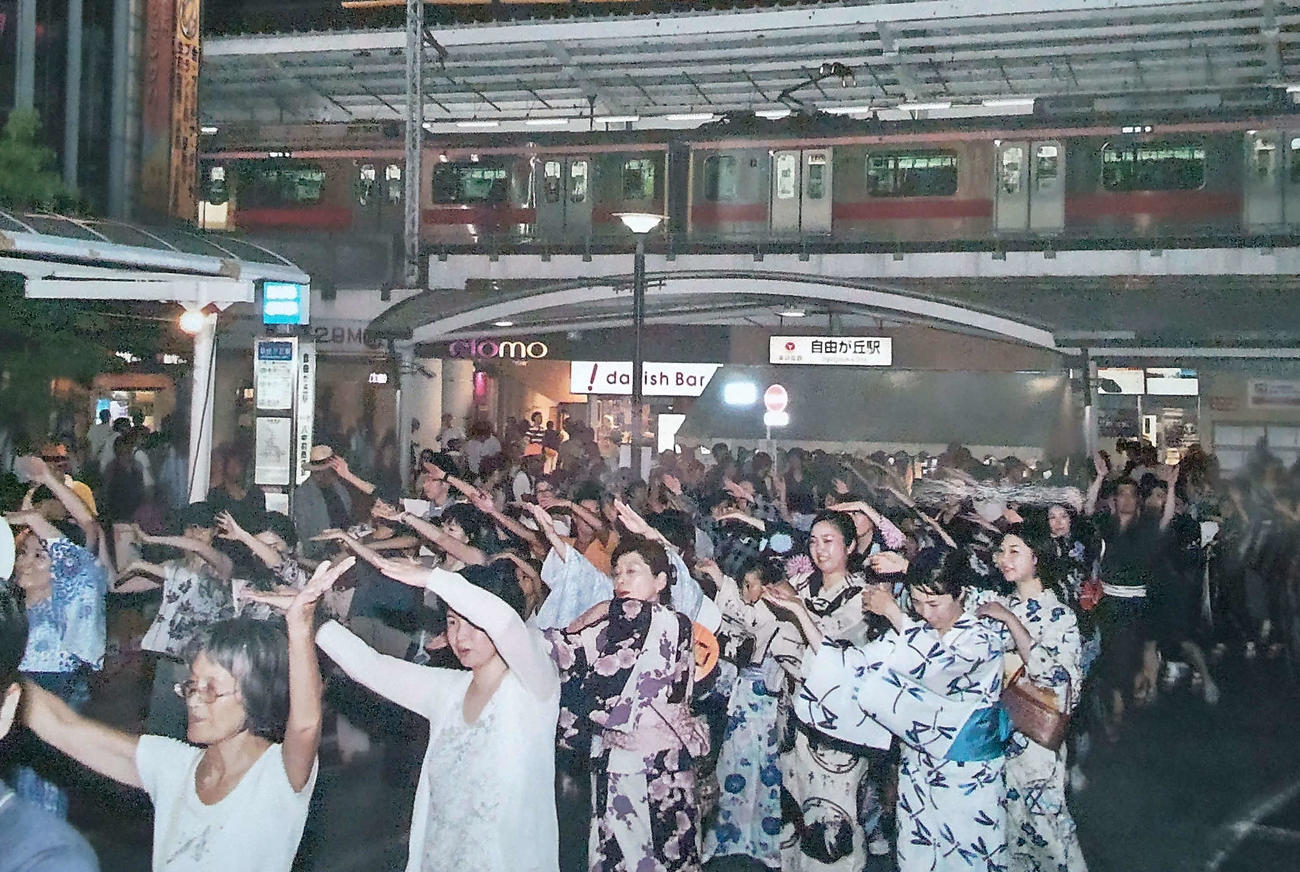 2019年に撮影された自由が丘駅前の盆踊り。ホームに停車する電車内からもよくみえる