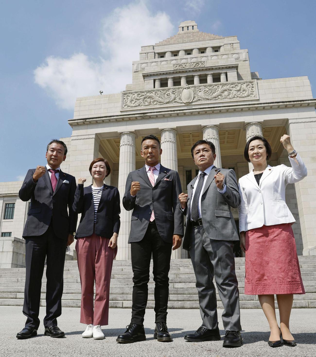 国会でポーズをとる、れいわ新選組の山本太郎代表（中央）と水道橋博士・参院議員（右から2人目）ら（共同）