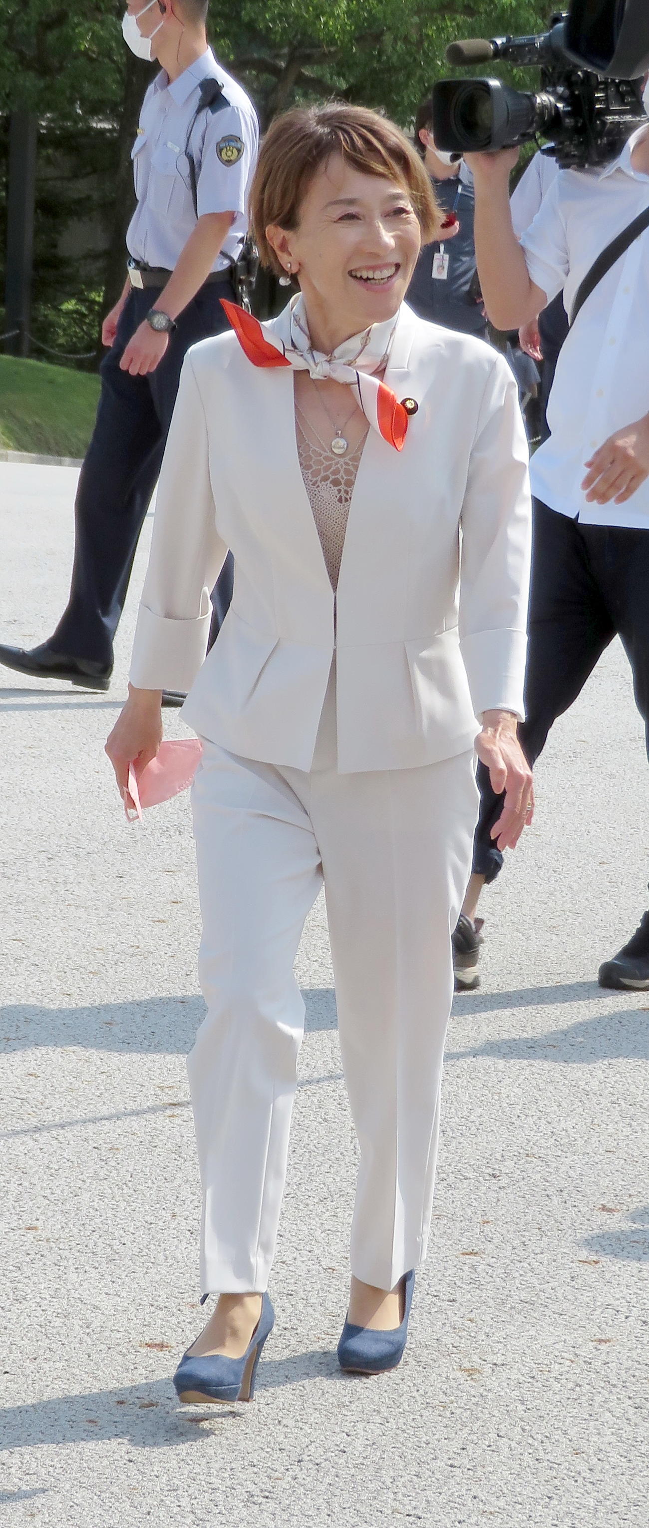 夫からプレゼントされたスカーフを巻いて笑顔で初登院する日本維新の会の松野明美議員（撮影・鎌田直秀）