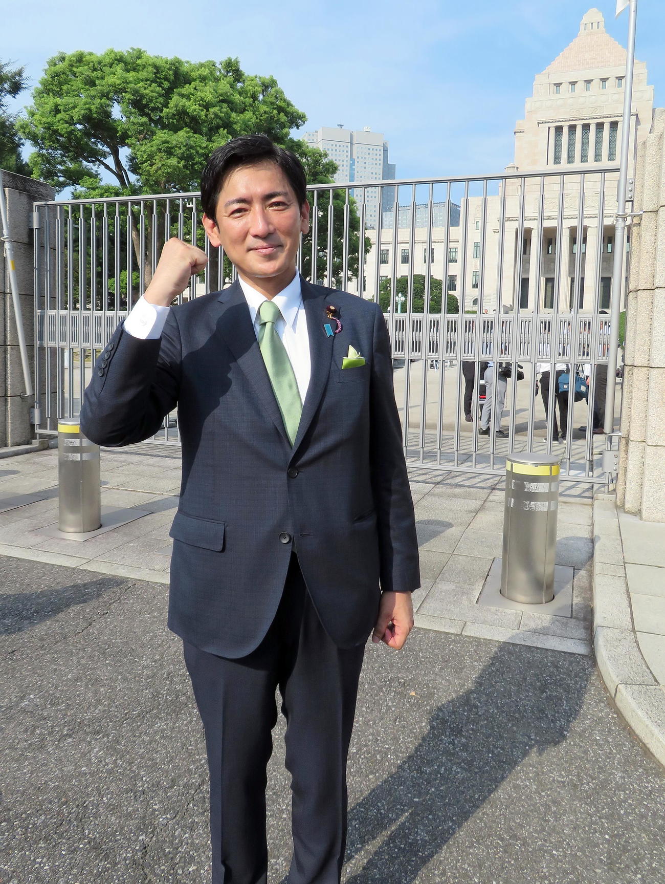 国会議事堂正門前に一番乗りした自民党の臼井正一議員（撮影・鎌田直秀）