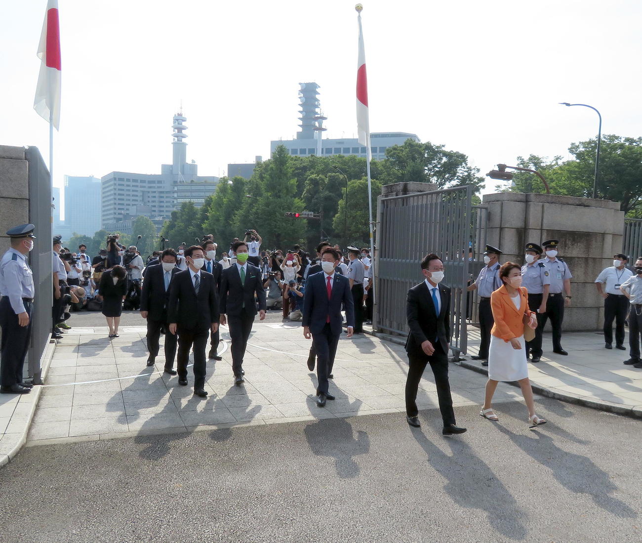 午前8時の開門と同時に登院する参議院新人議員たち（撮影・鎌田直秀）