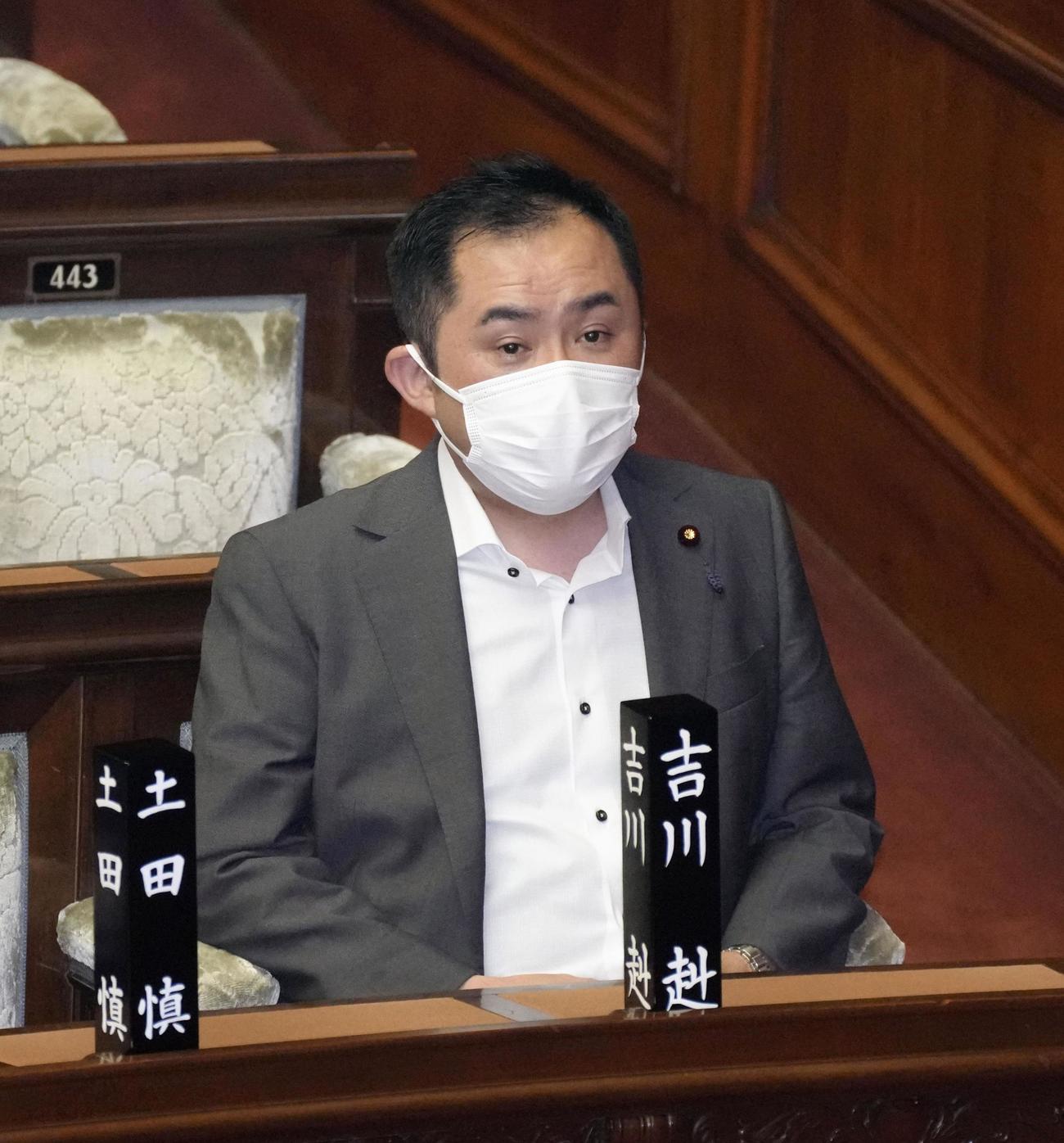衆院本会議に臨む吉川赳氏＝3日午後（共同）