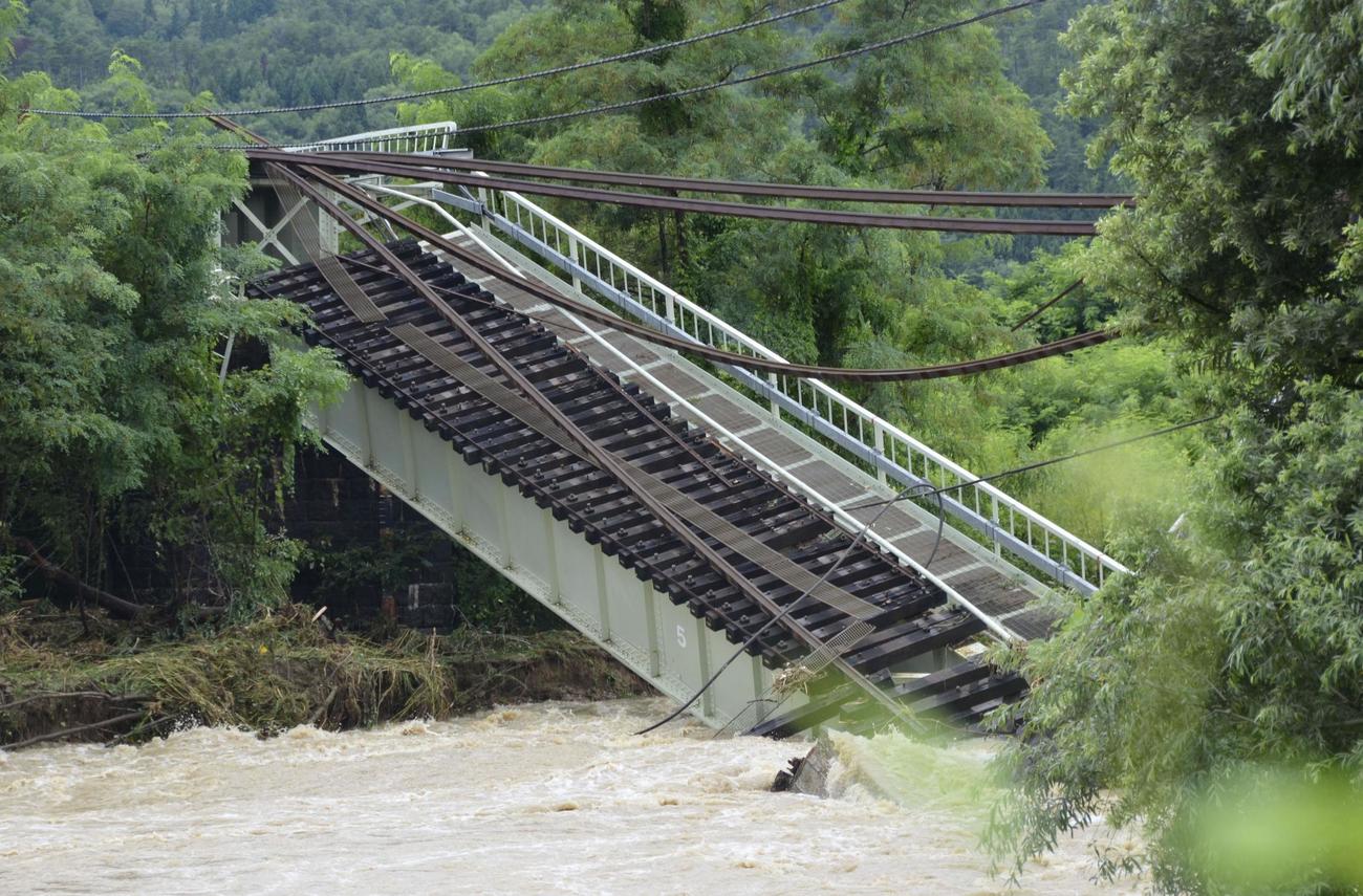 大雨の影響で崩落したJR磐越西線の橋（共同）