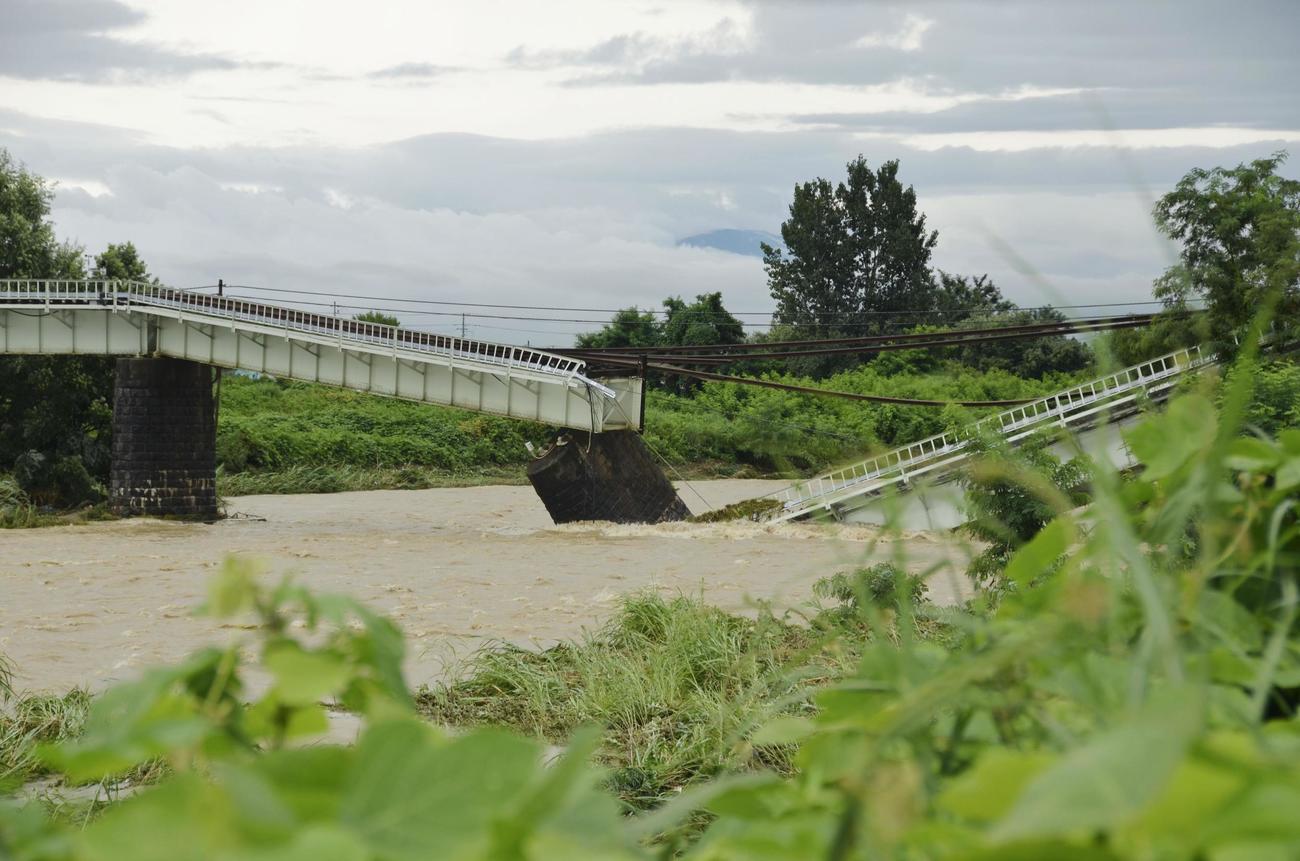 大雨の影響で崩落したJR磐越西線の橋（共同）